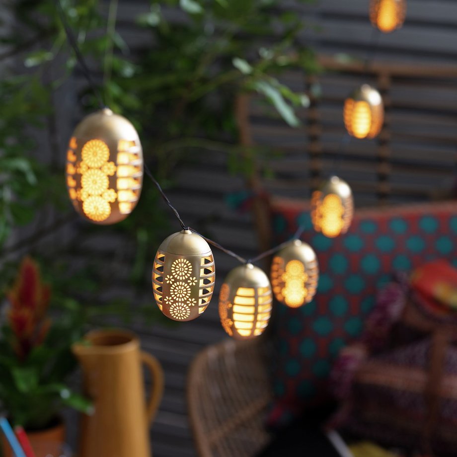 Image of outdoor string lights.