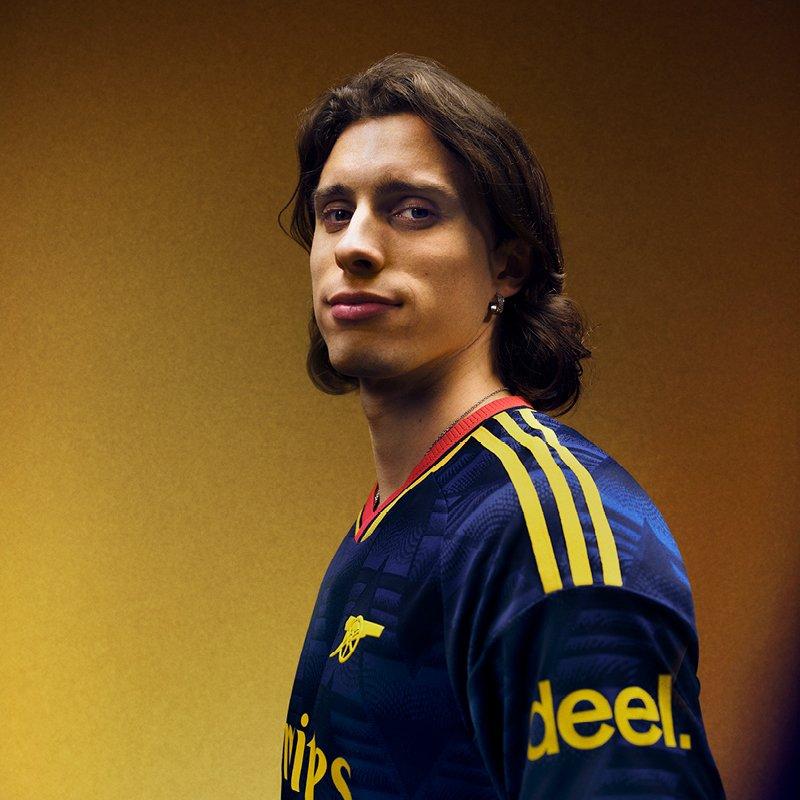 2627_Authentic_Away_PDP_Calafiori_800x800px