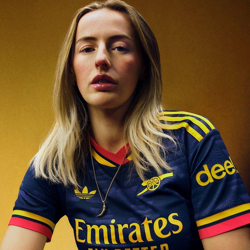 2627_away_kelly_editorial_800x800