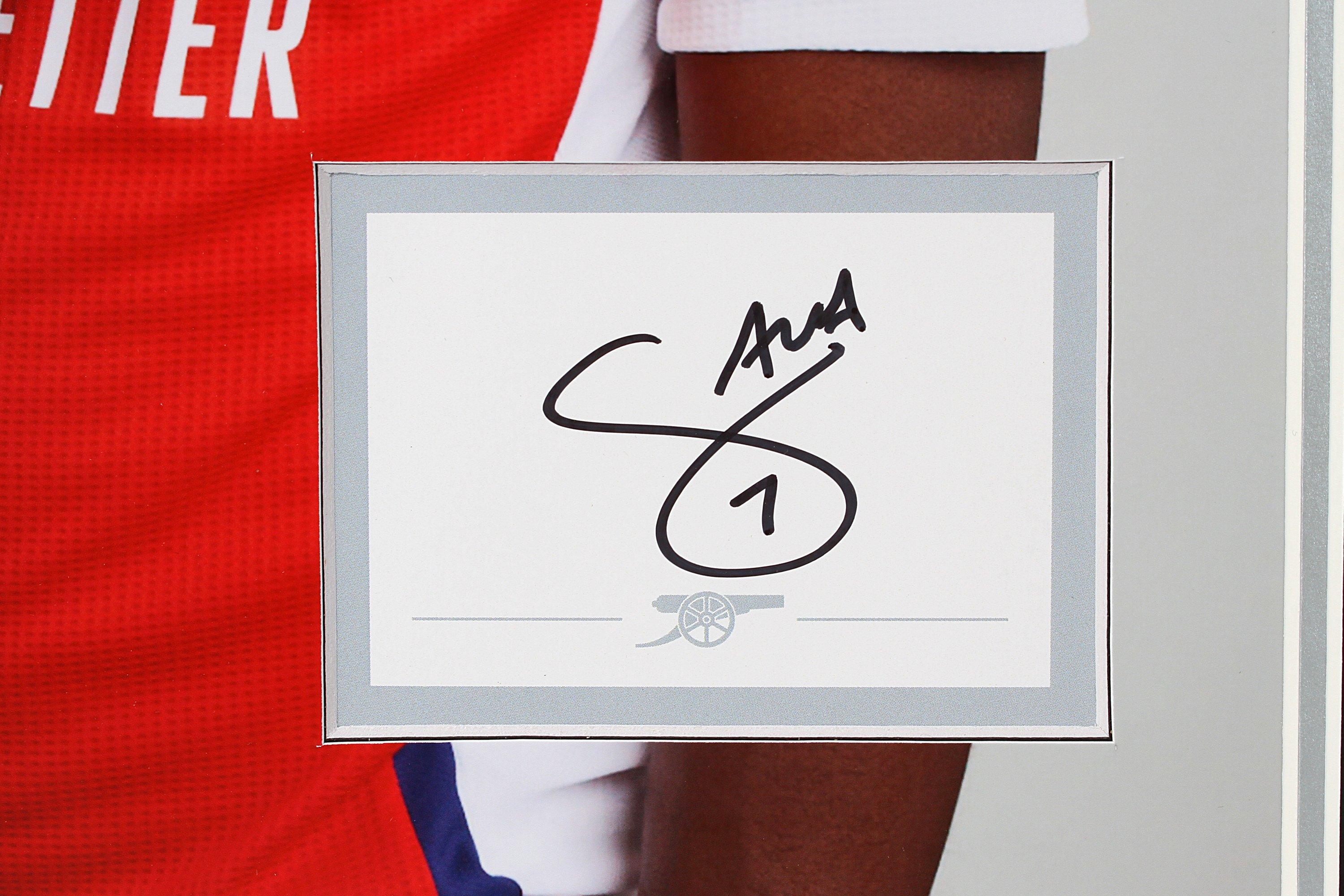 アーセナル サカ 額入り 直筆サイン Arsenal 24/25 Framed Signed SAKA Chest Print | Official Online Store