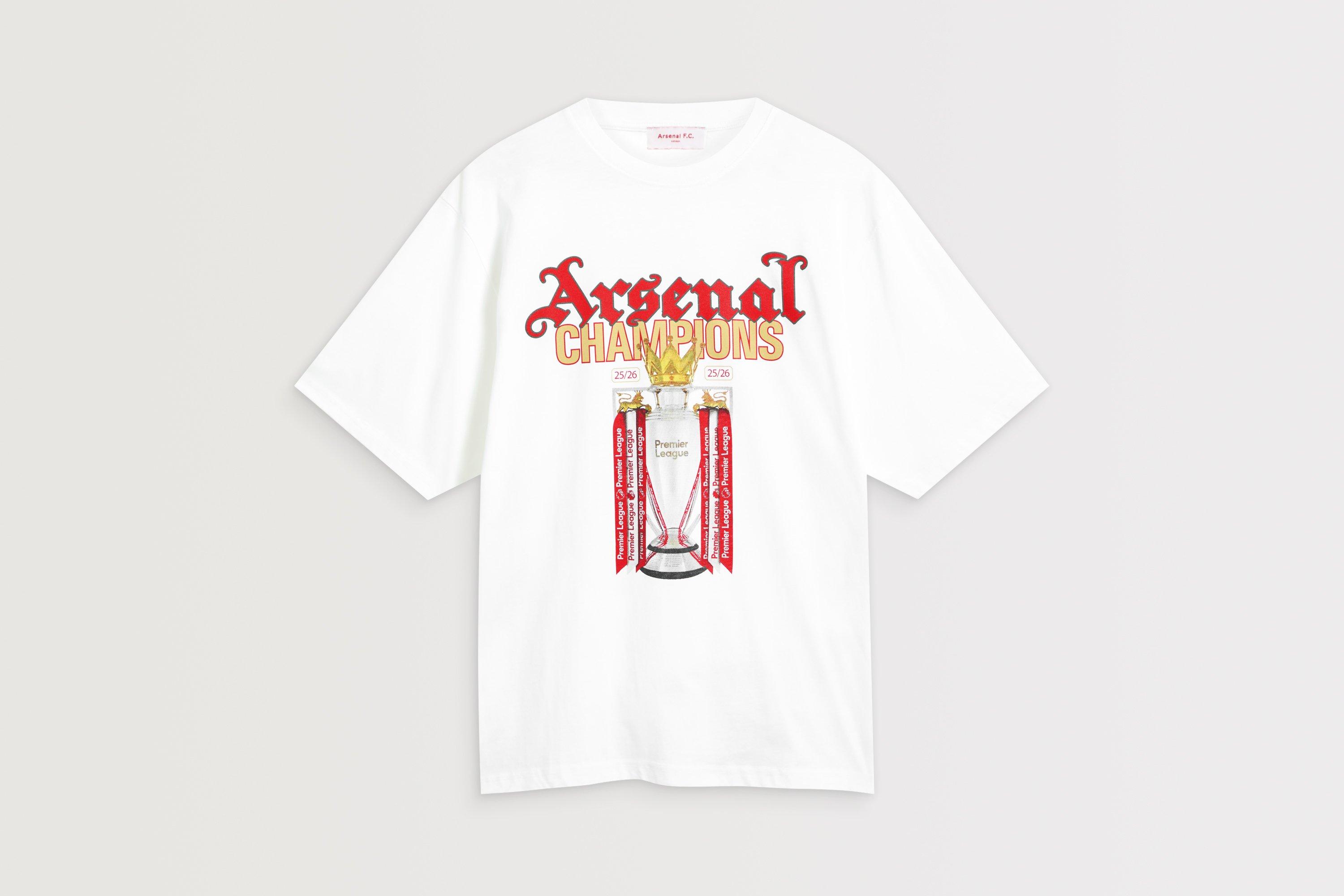 並行輸入品　新品Arsenal 25/26 Champions Tシャツ Arsenal Gothic Champions 25/26 White Crew T-Shirt | Official