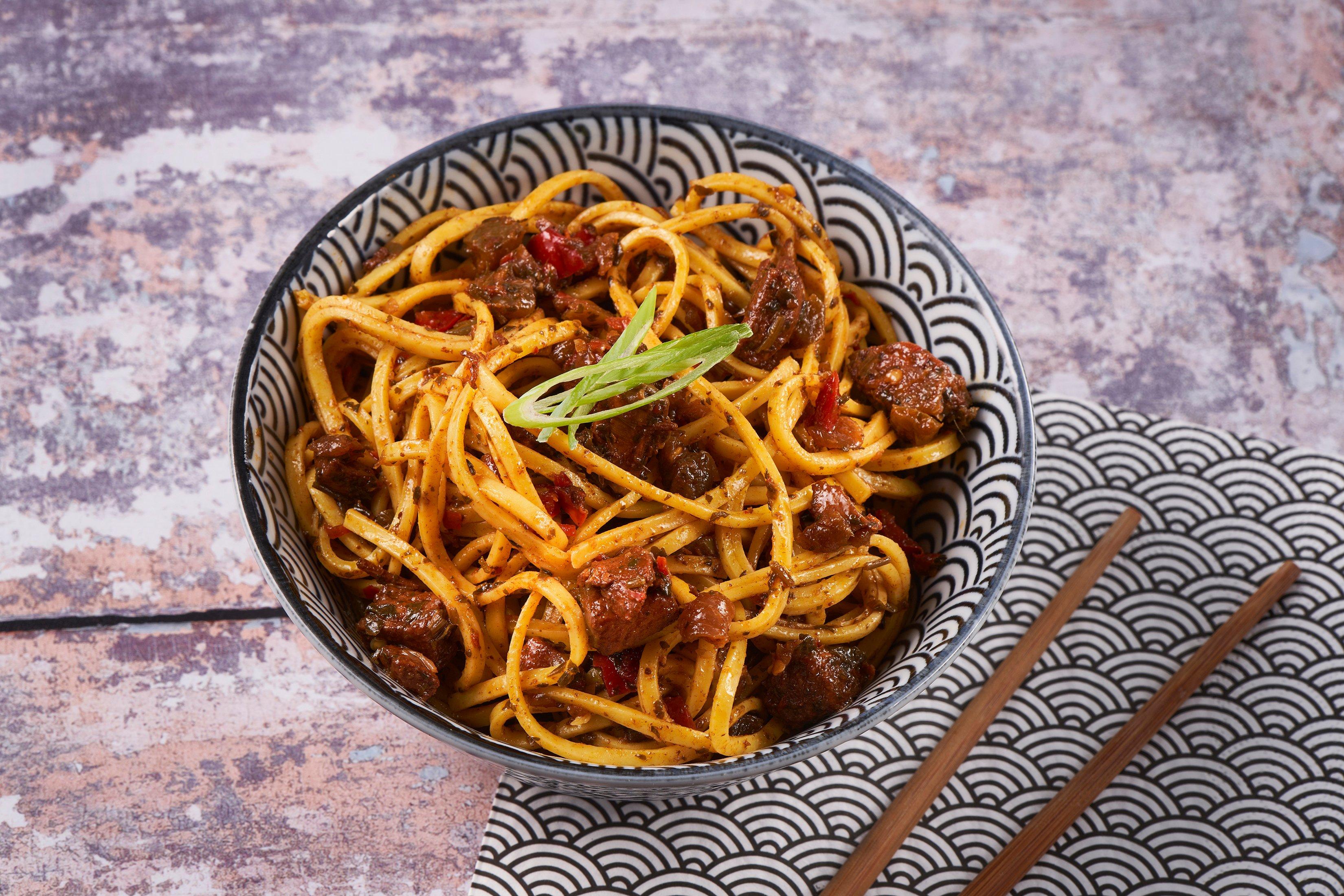 Gazebo Stir Fried Chilli Garlic Noodles With Chicken Meal With Spork 350G