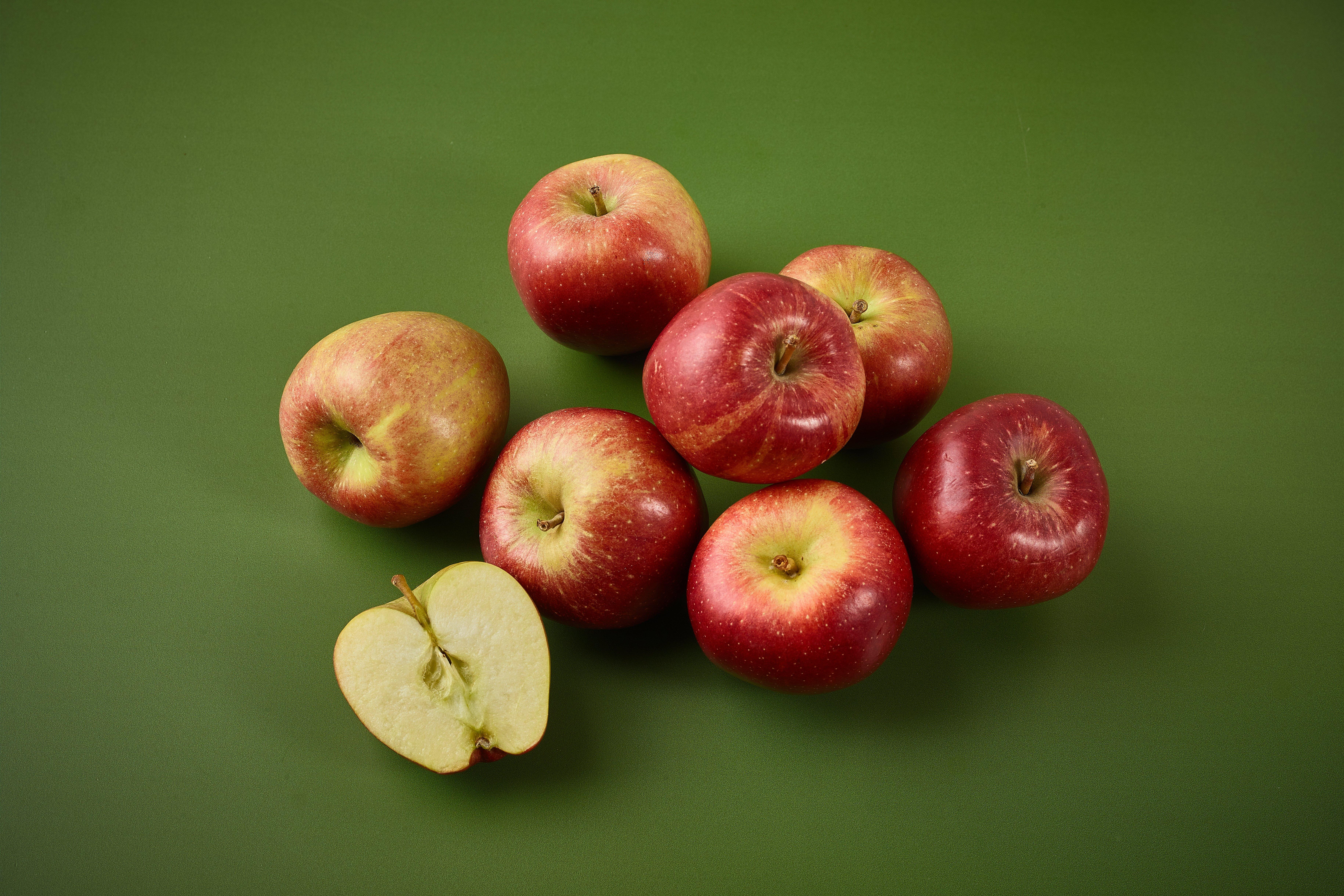 Premium Braeburn Apples