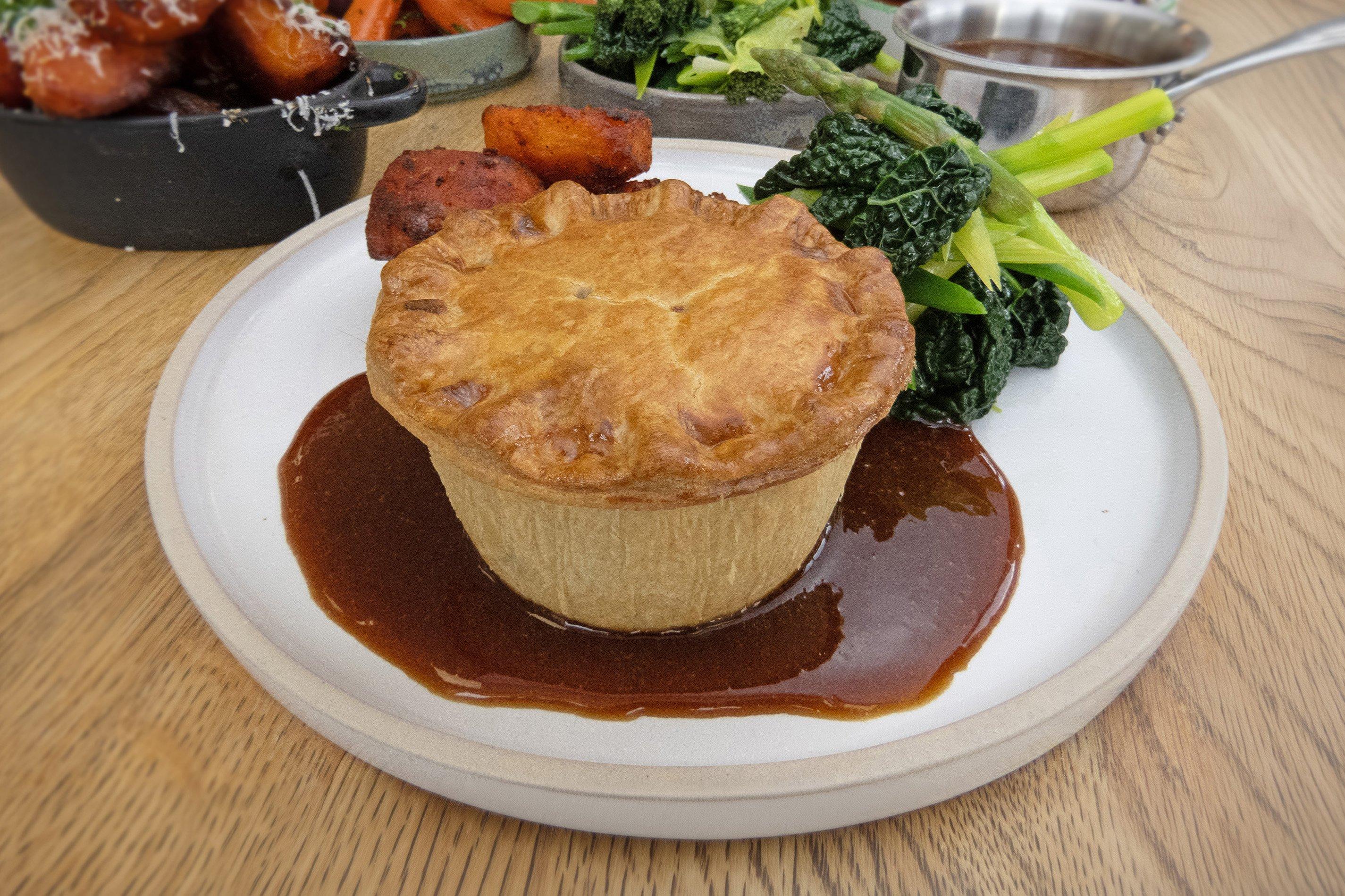 Sysco Premium Baked Beef Bourguignon Butter-enriched Shortcrust Pastry Pie
