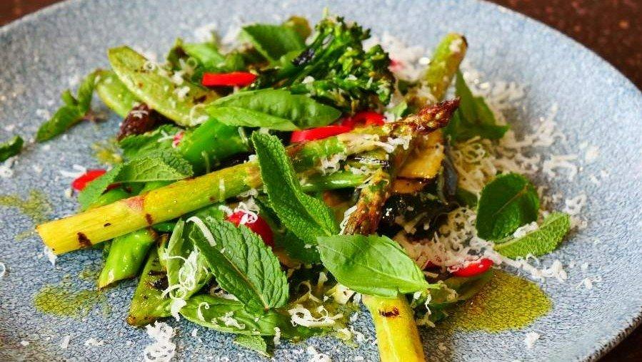 Grilled asparagus and salad with lemon and parmesan