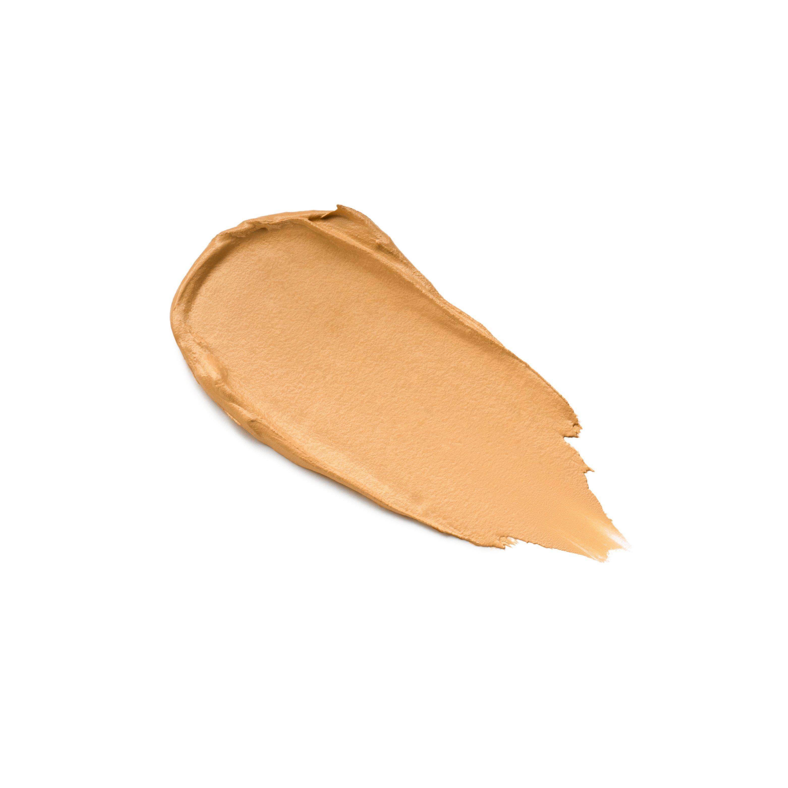 Catrice applying Concealer