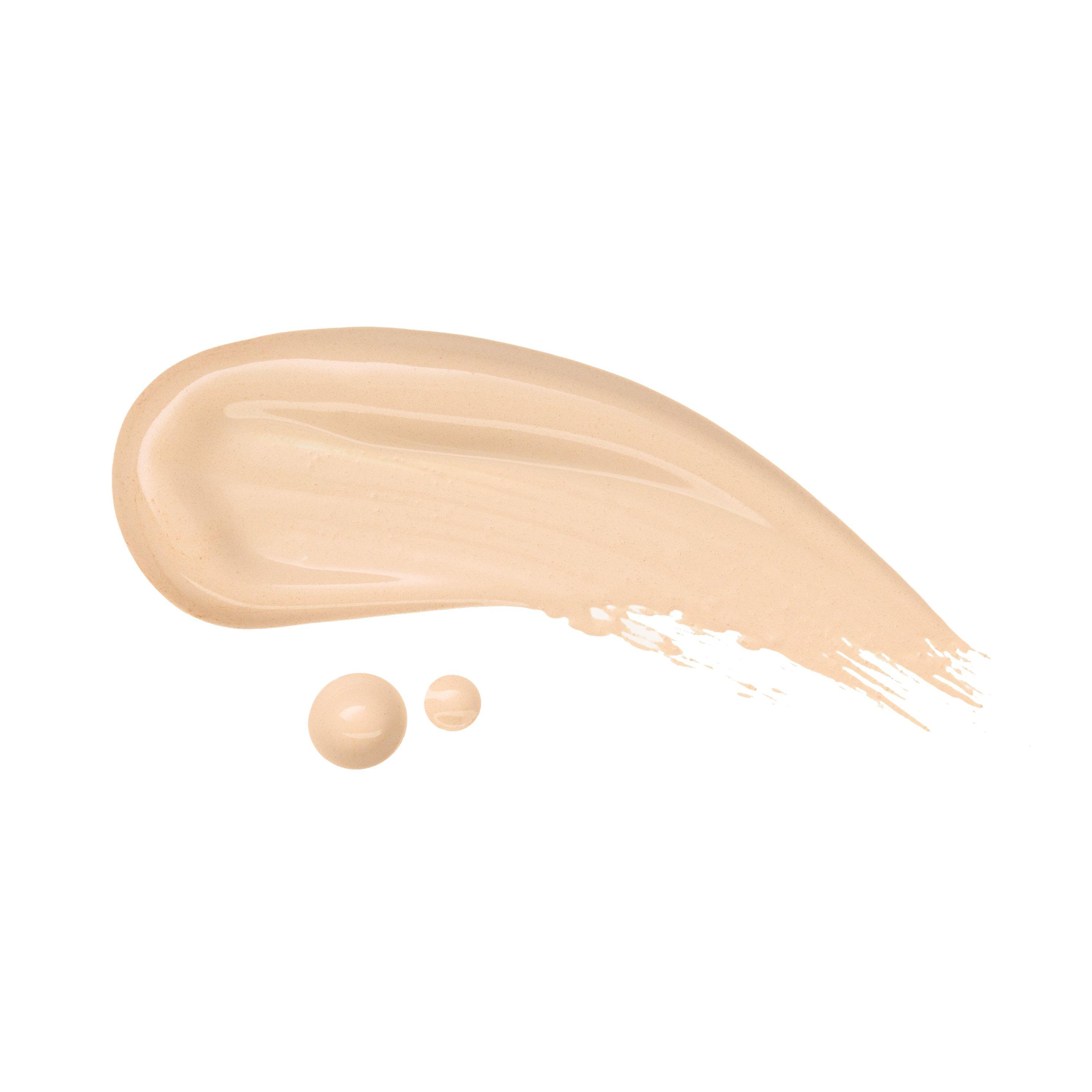 Catrice applying Concealer