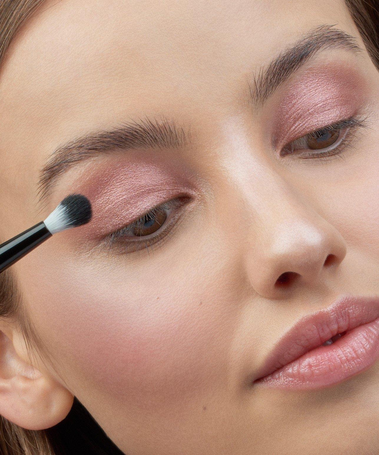 Daily Make-up-Routine - Schritt 3: Dezentes Augen-Make-up und schöne Augenbrauen