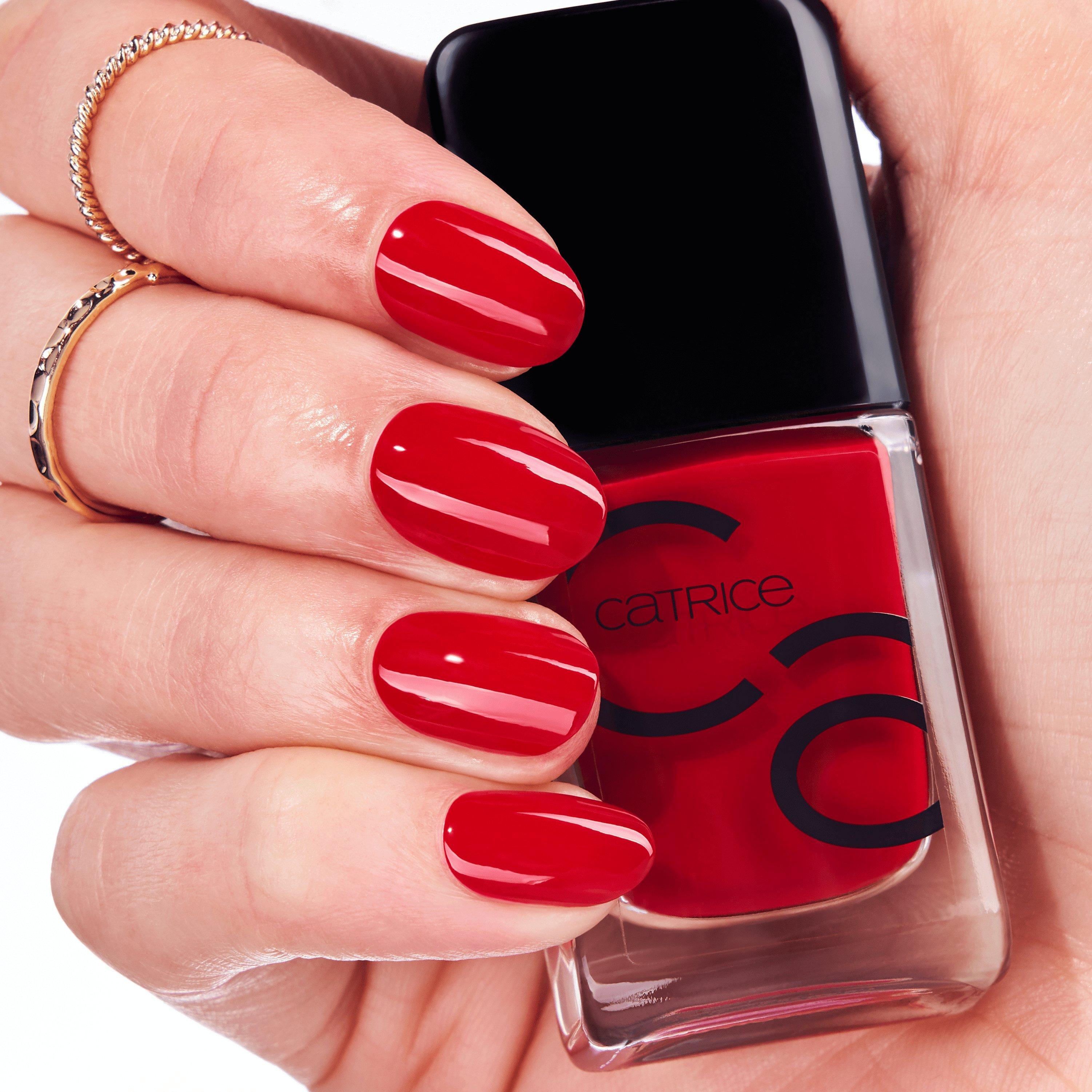 catrice christmas make up look close up nails