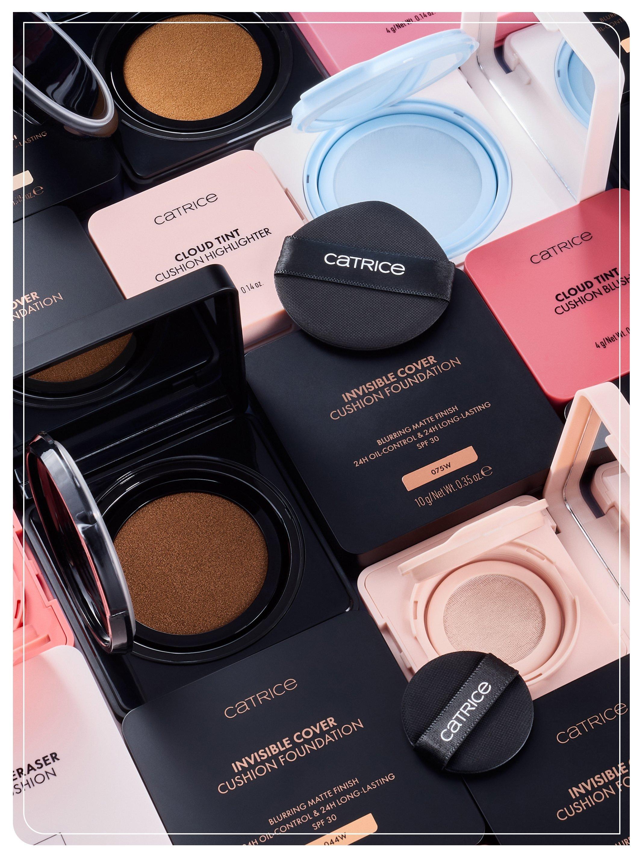 Mehrere geöffnete und geschlossene Catrice Cushion Foundations, Blushes und Highlighter in verschiedenen Farbtönen mit integriertem Spiegel und Applikator.