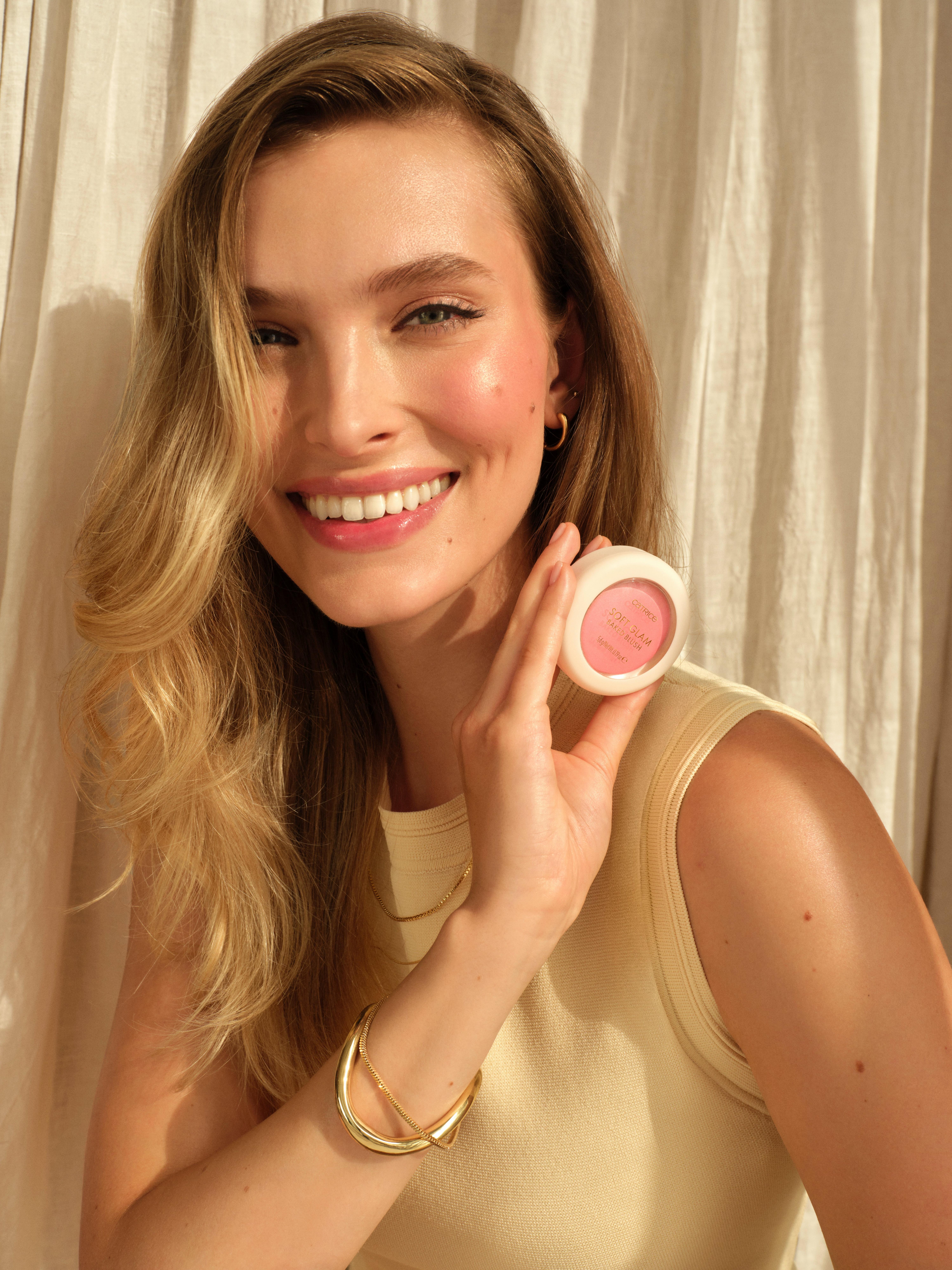 Catrice Forever Faves Model holding product