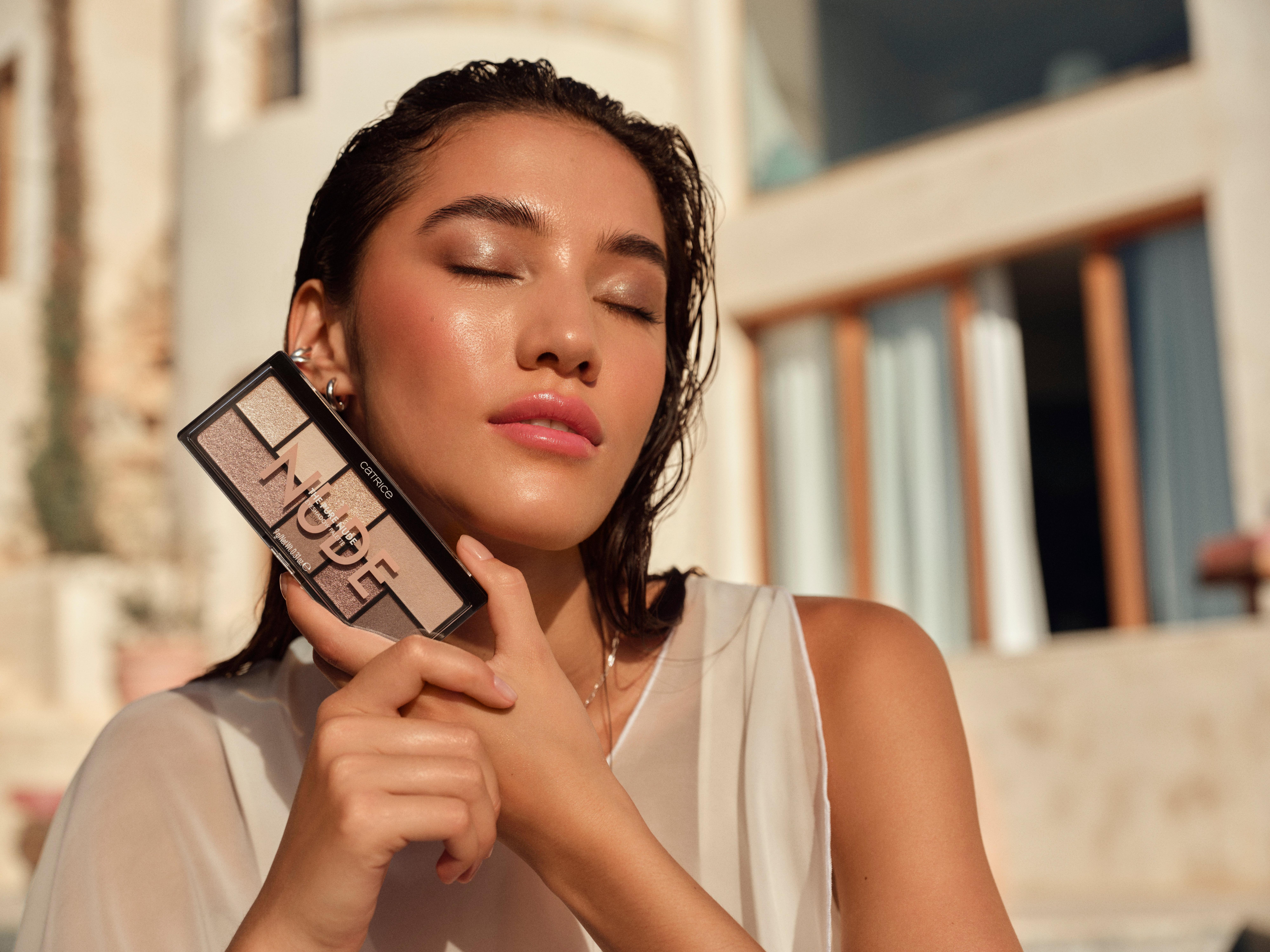 Catrice Forever Faves Model holding product