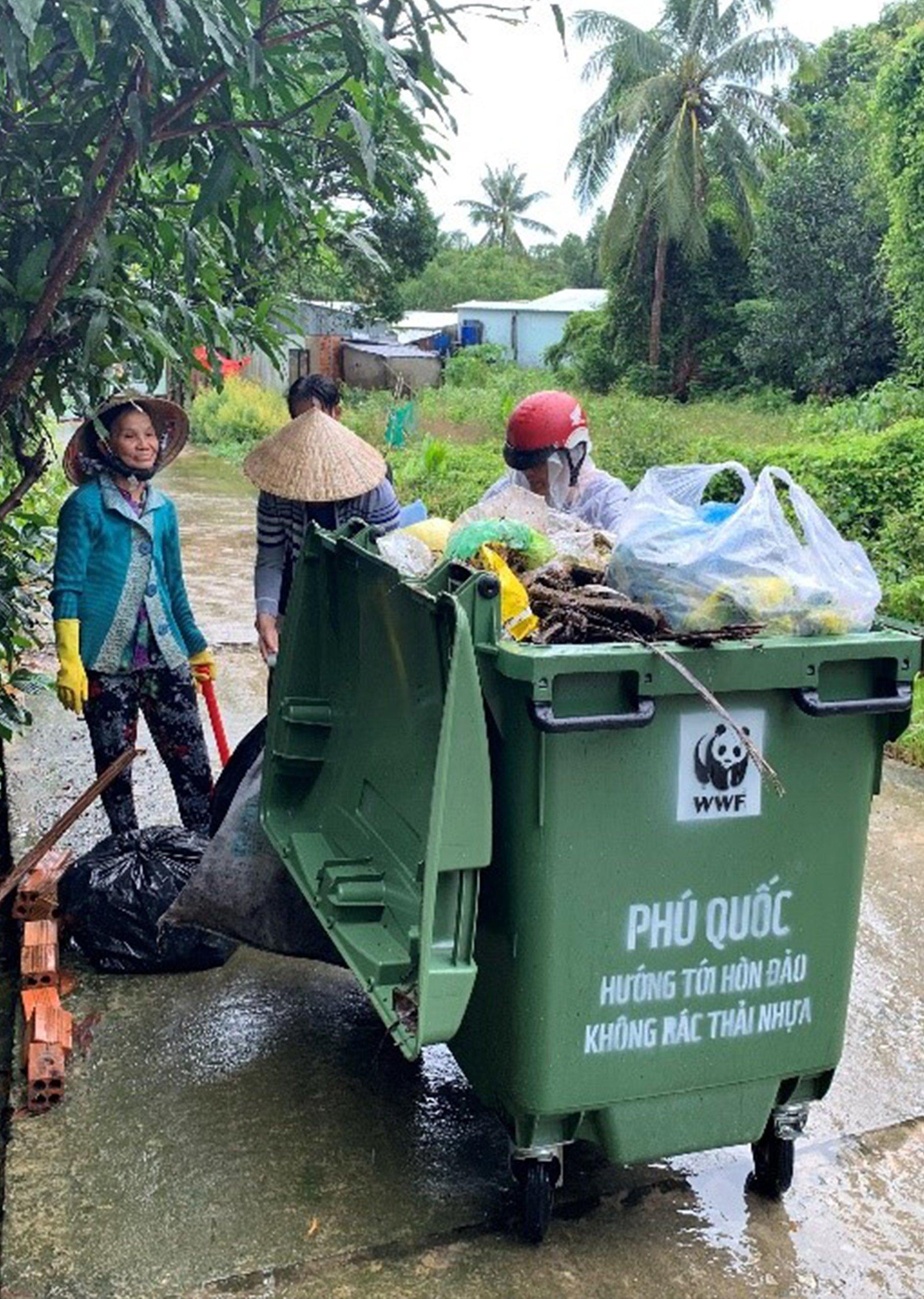 Remoção de resíduos da WWF da Catrice Microplastics Vietnam