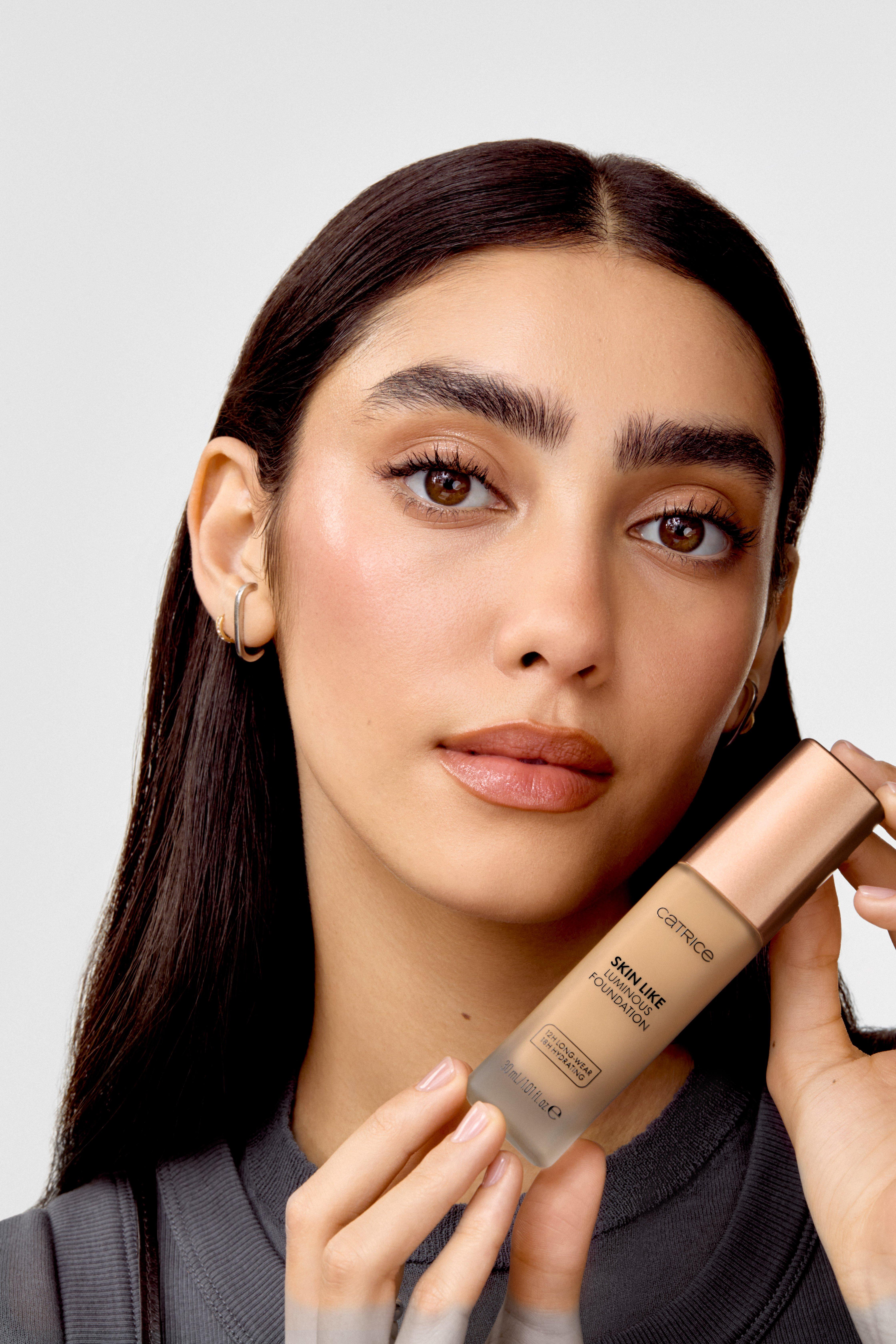 Catrice Skin Like Luminous Foundation Model mit Produkt