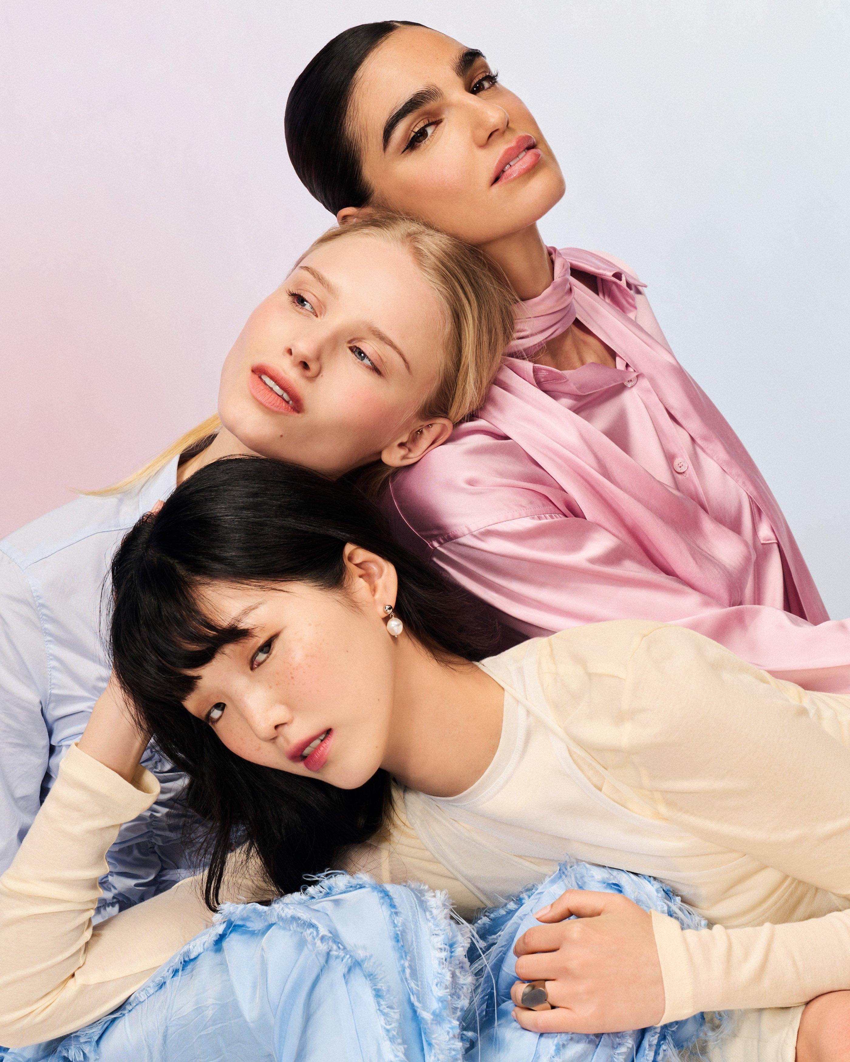 Model mit natürlichem Teint und Catrice Cushion Foundation. Das kompakte Make-up enthält Spiegel und Applikator und eignet sich für schnelle Touch-ups unterwegs.