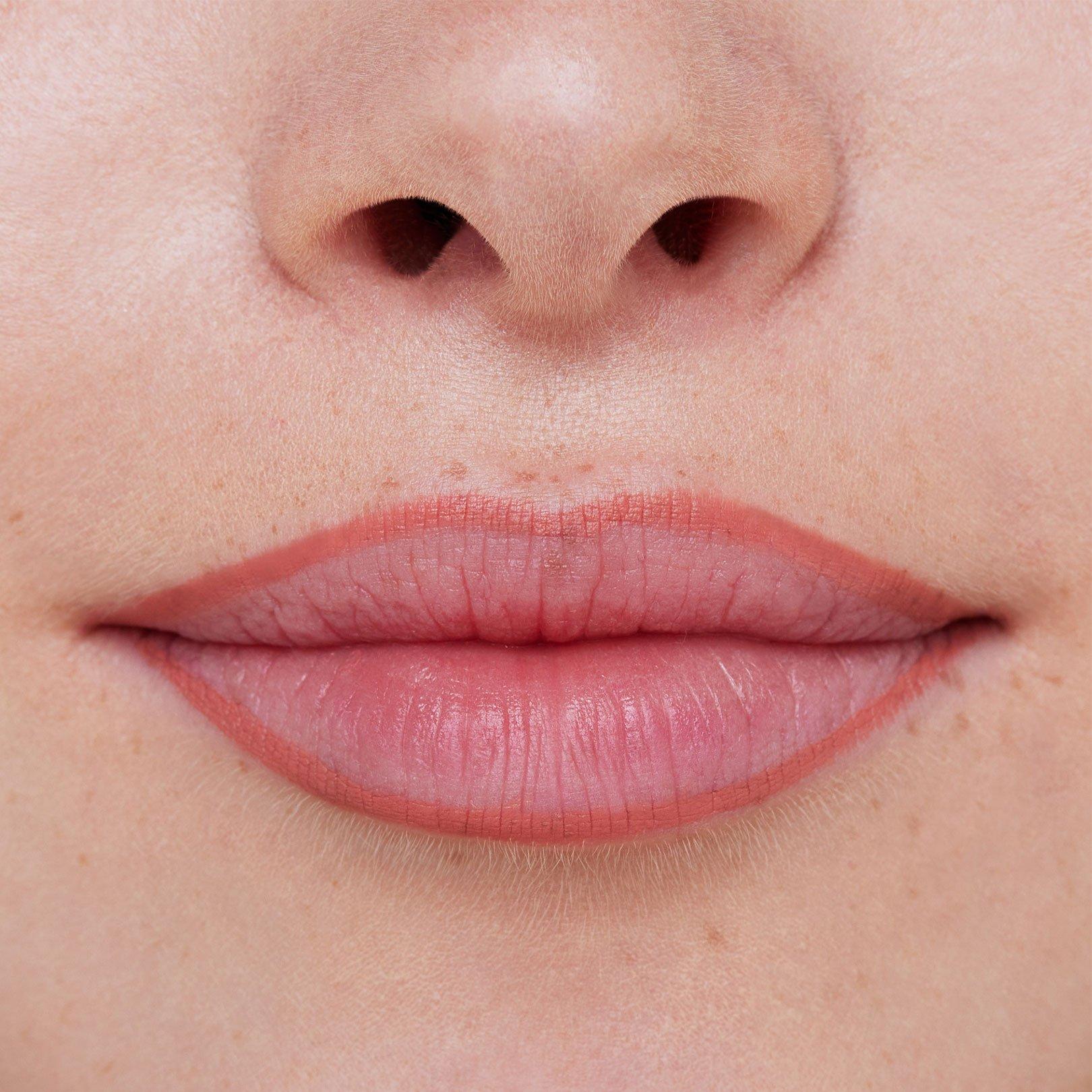 essence Vollere Lippen schminken Konturen - Konturen setzen