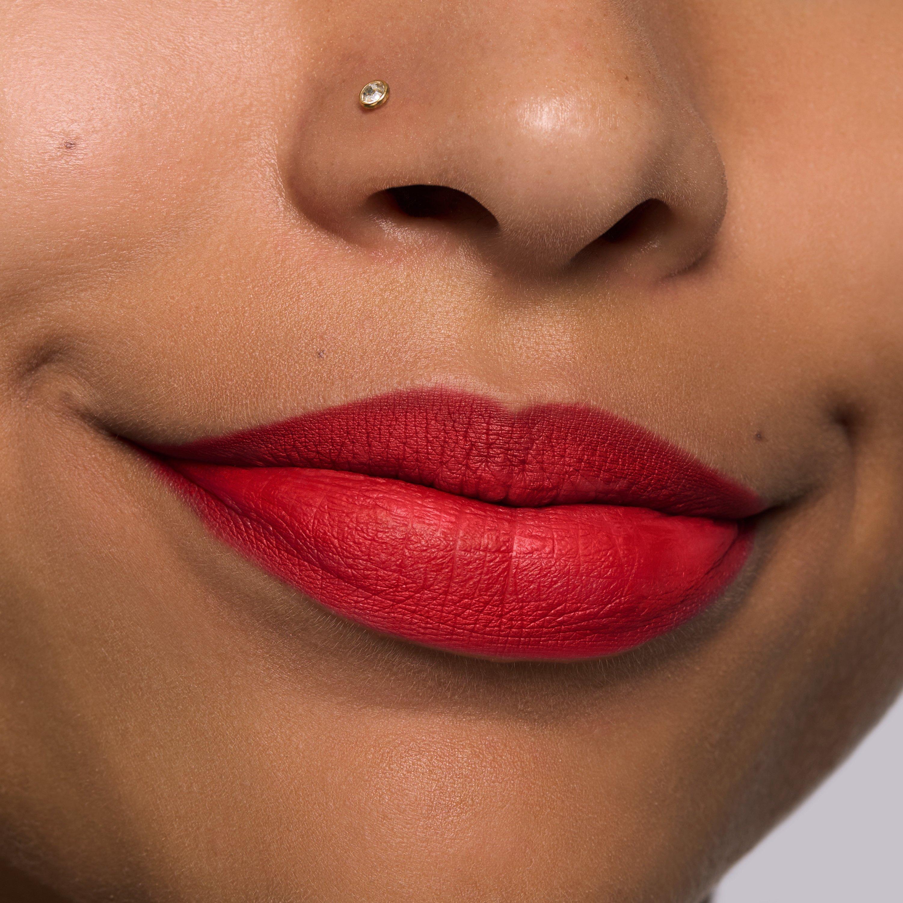 essence perfect red lips close up Rote Lippen: ein zeitloser Klassiker