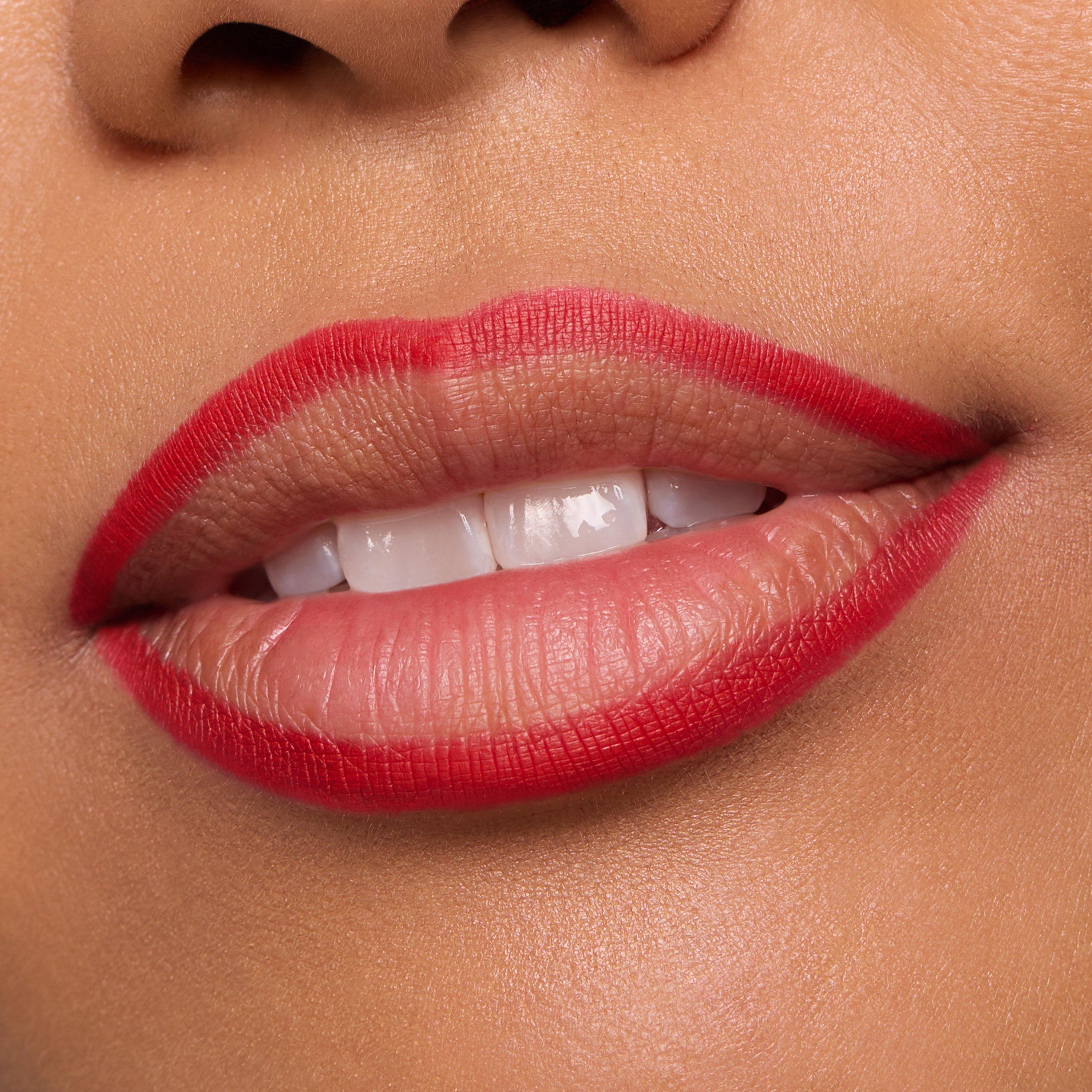 essence perfect red lips close up Shape it: Lippenkontur mit Lipliner