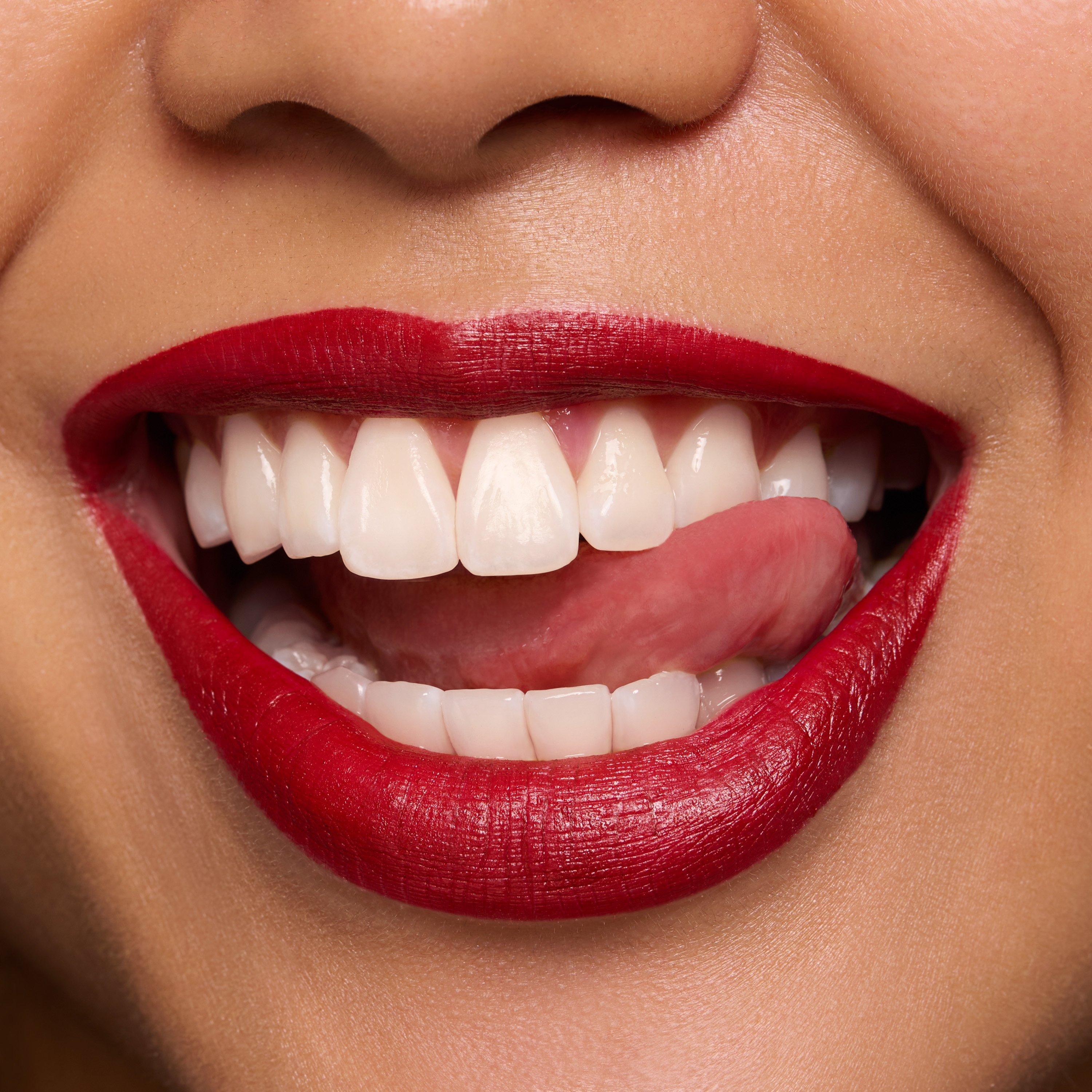 essence perfect red lips close up Fill it up: Lippen mit Lippenstift ausfüllen