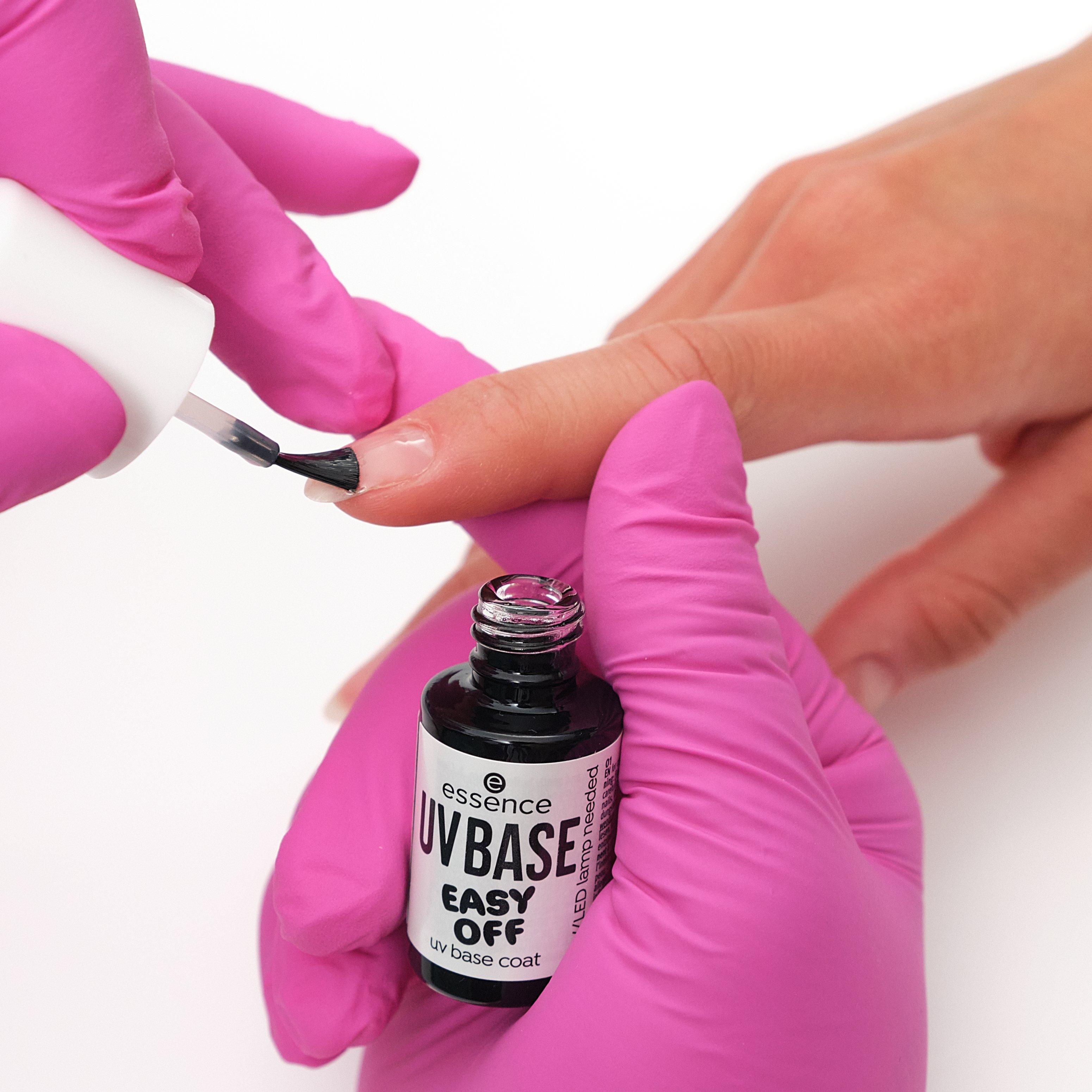 essence UV Gel Nails EASY OFF auftragen Step 3 Base Coat Close-up