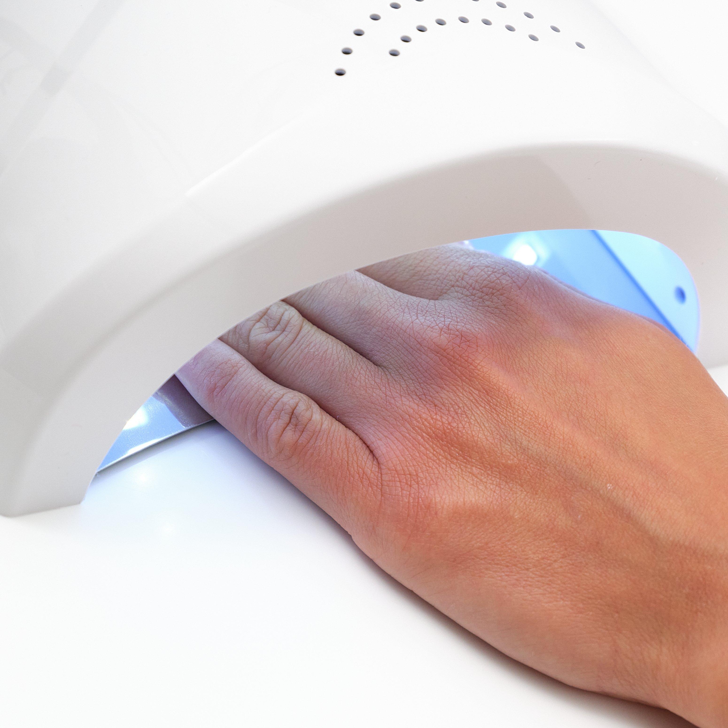 essence UV Gel Nails EASY OFF auftragen Step 4 Unter der Lampe aushärten Close-up