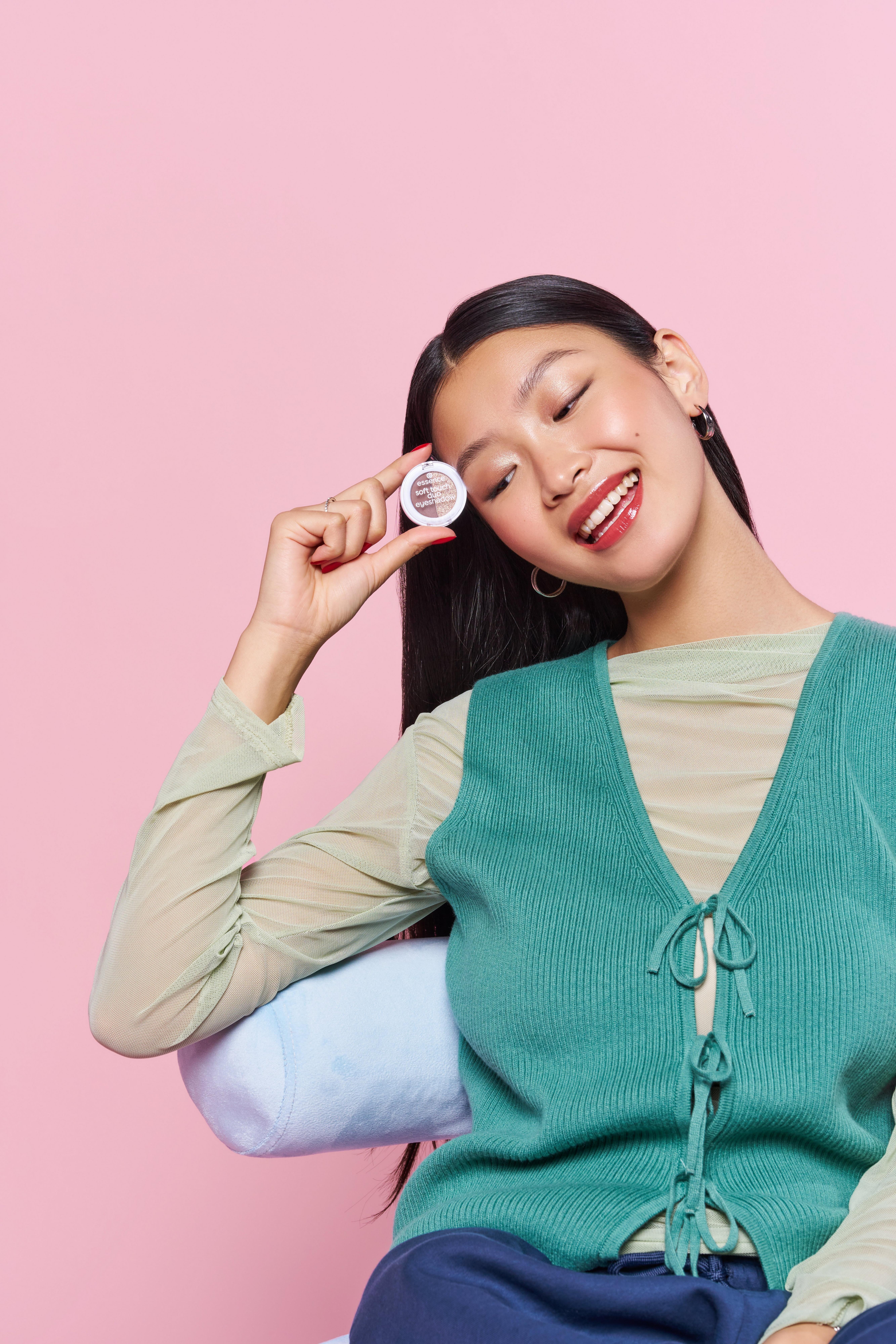 essence winter make up portrait