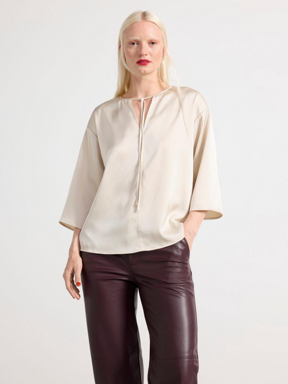 Kortärmad blus i satin