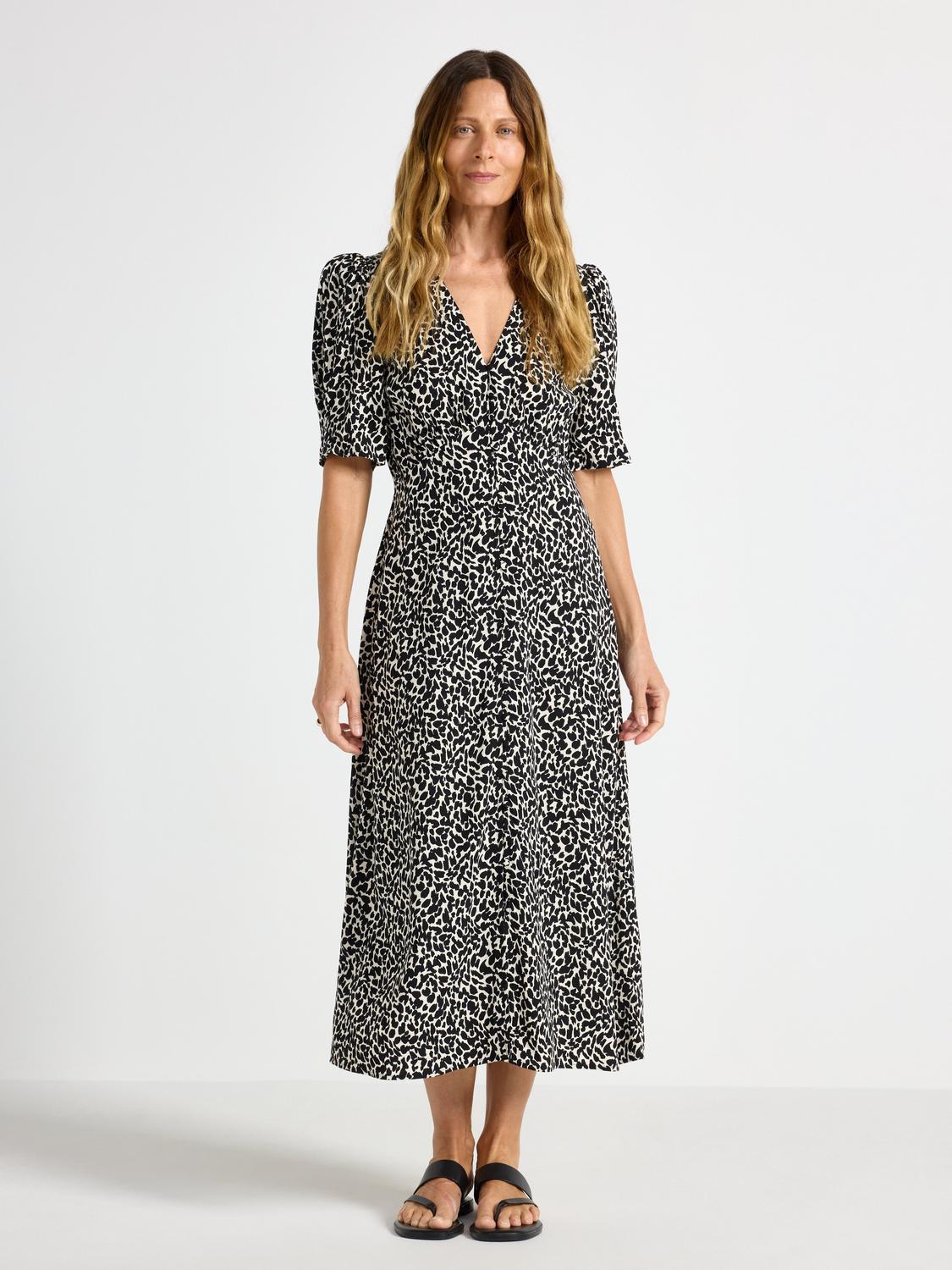 Mönstrad midiklänning