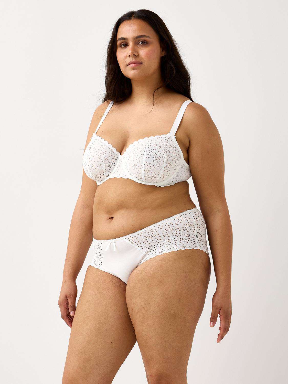 Skilla ovadderad bh med broderie anglaise