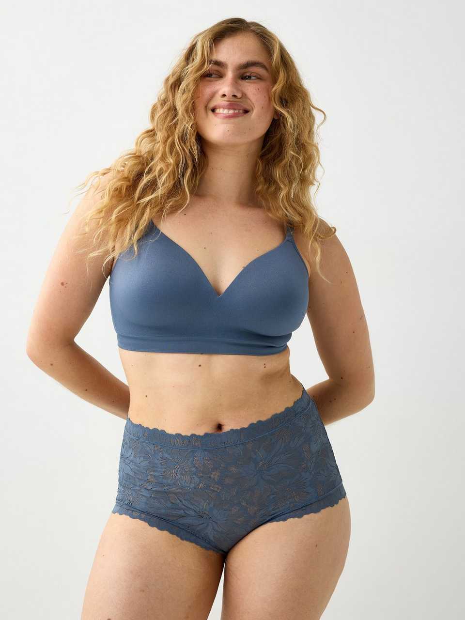 Trosor i spets med hög midja