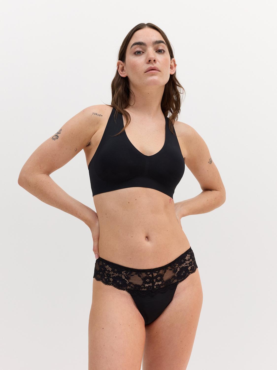 Menstrosa med lätt absorption – stringtrosa med spets – Female Engineering