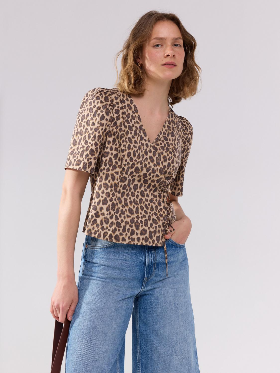 Blus med omlottdesign