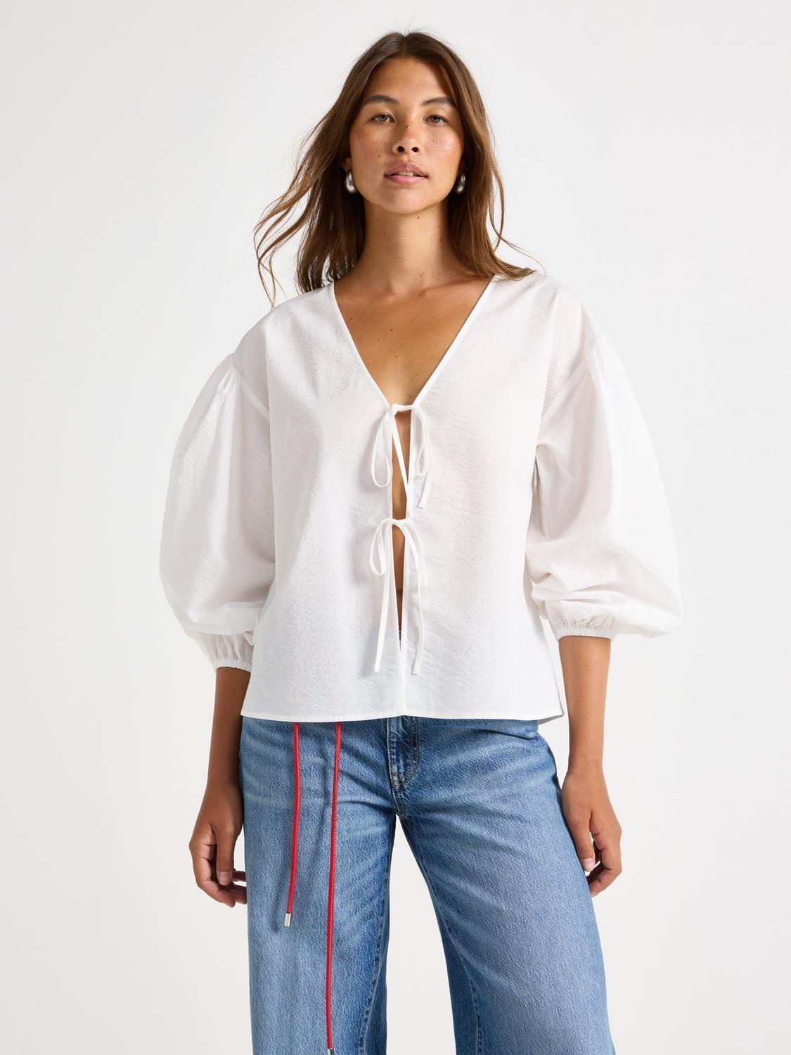 Blus med knytdetaljer