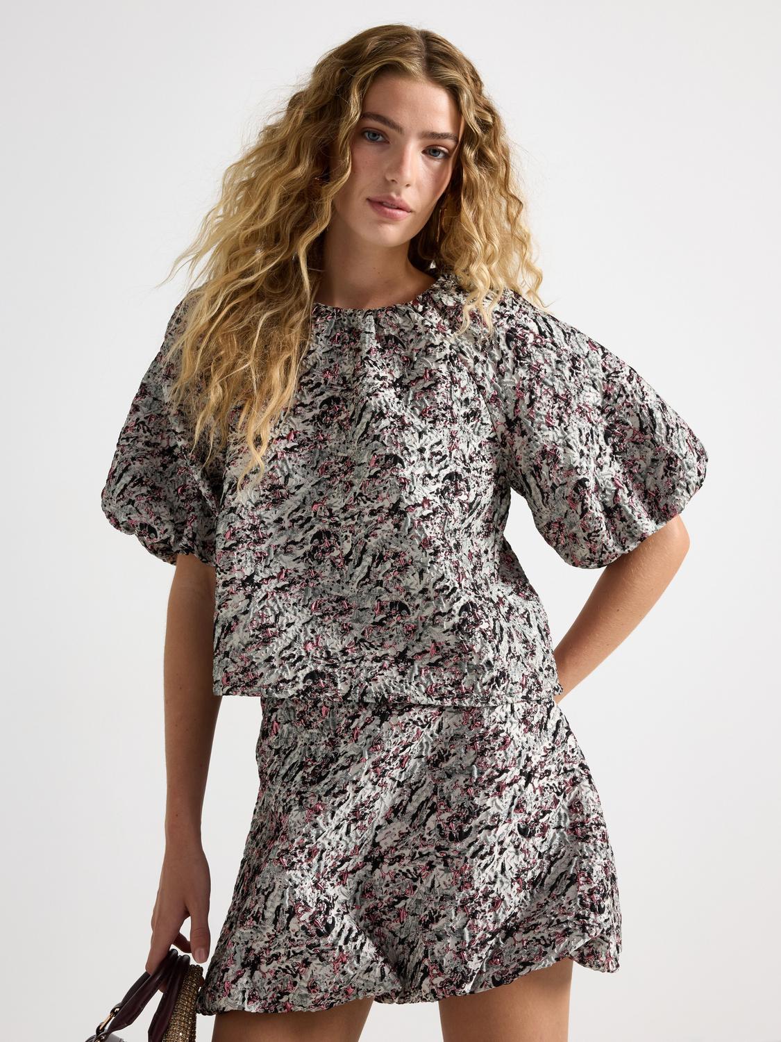 Blus med ballongärmar