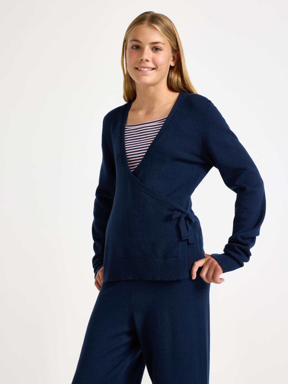 Stickad tröja med omlottdesign