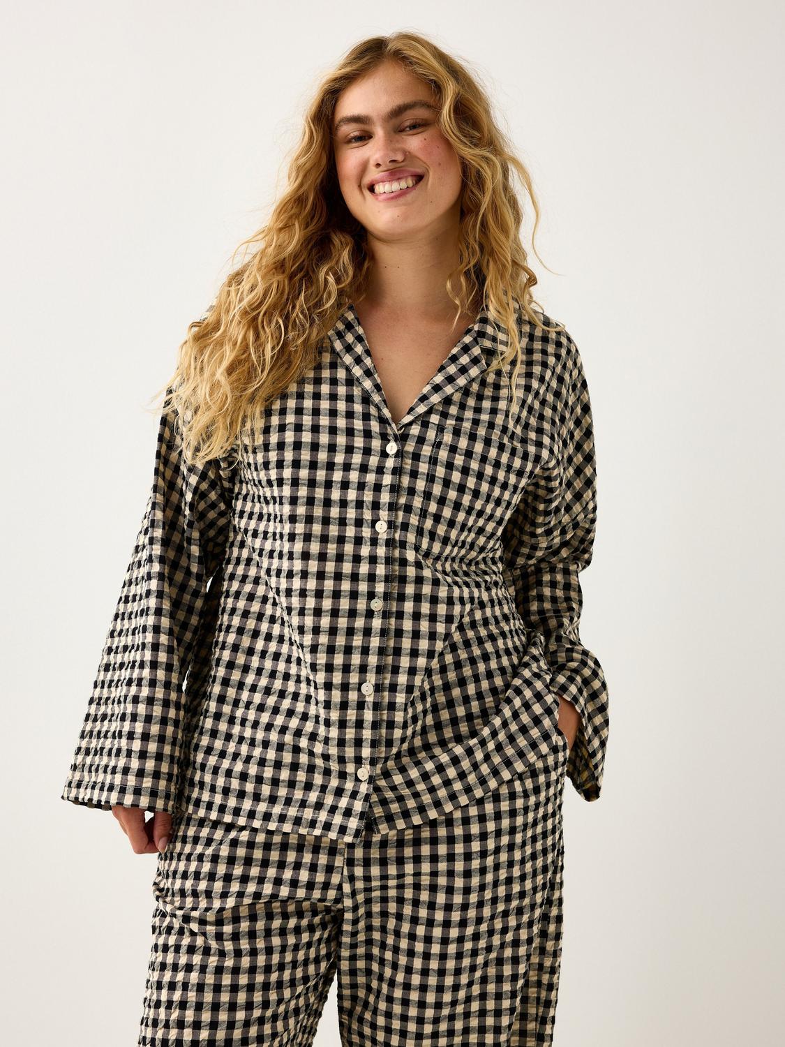 Nattskjorta i bäckebölja