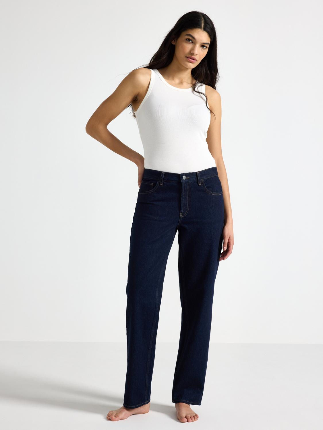 STRAIGHT jeans med medelhög midja