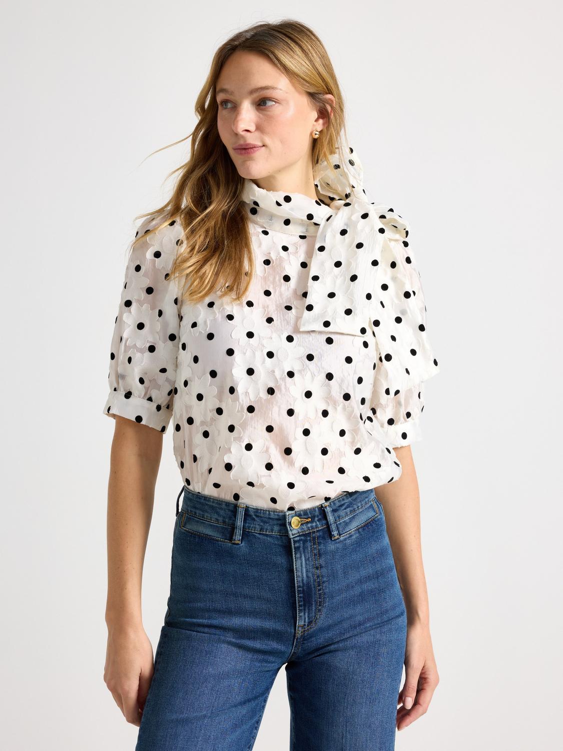 Blus med knytband vid halsen