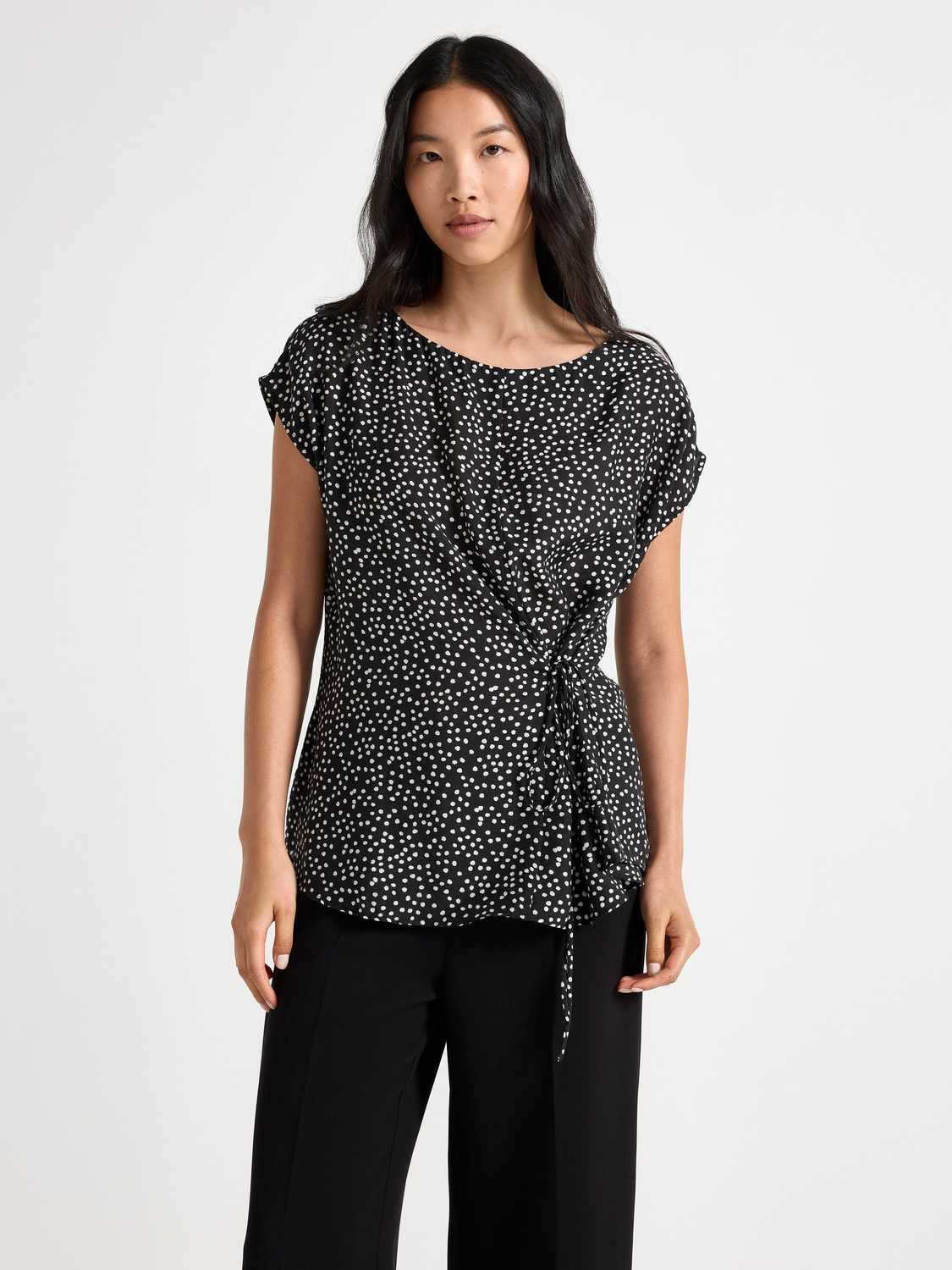Ärmlös blus med knytband