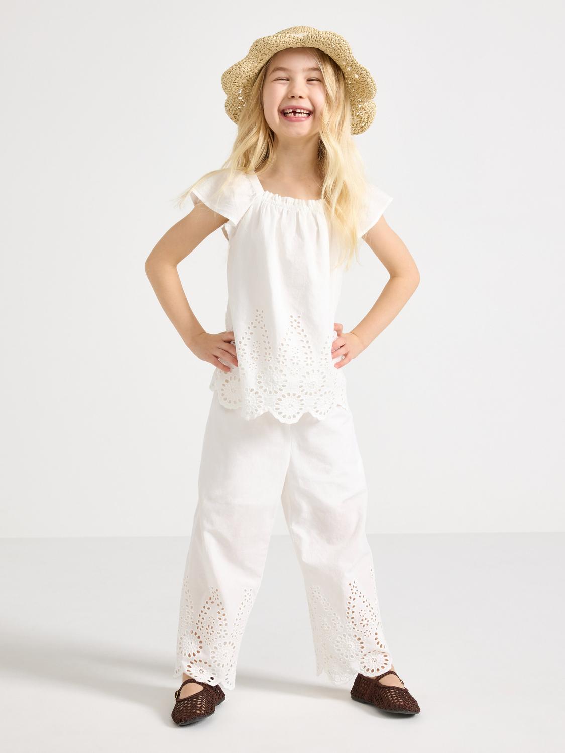 Byxor med broderie anglaise