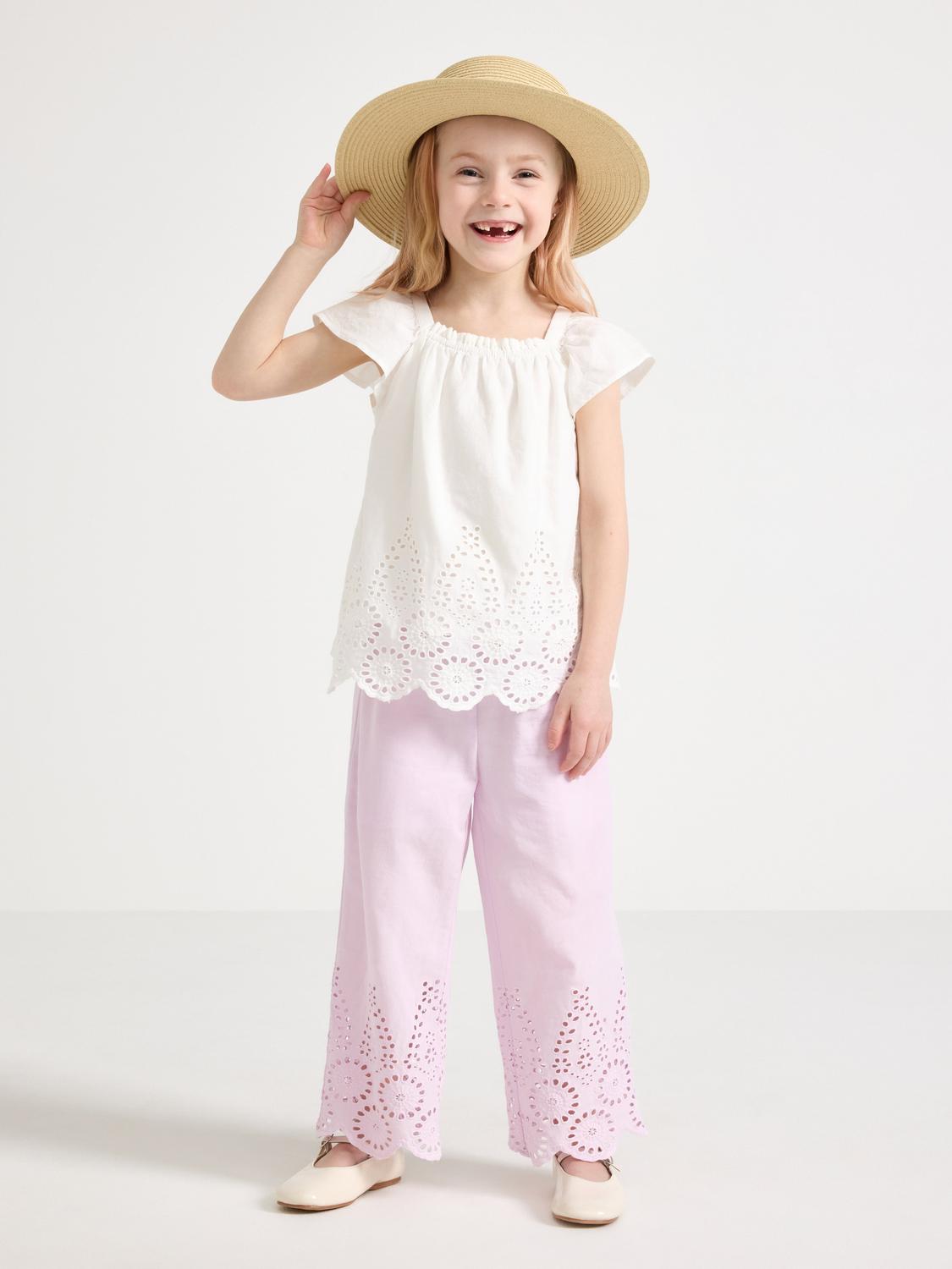 Byxor med broderie anglaise