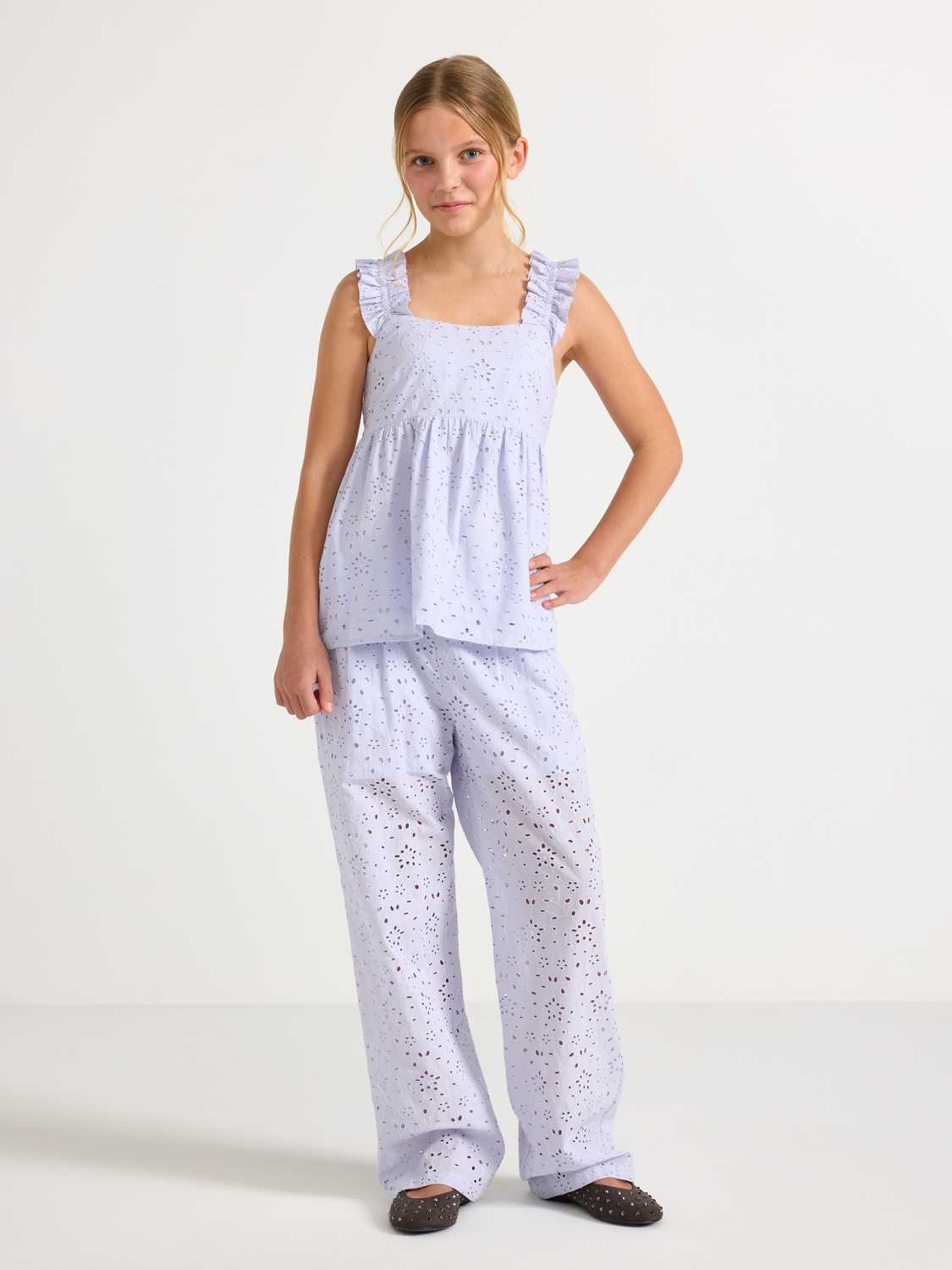 Byxor med broderie anglaise