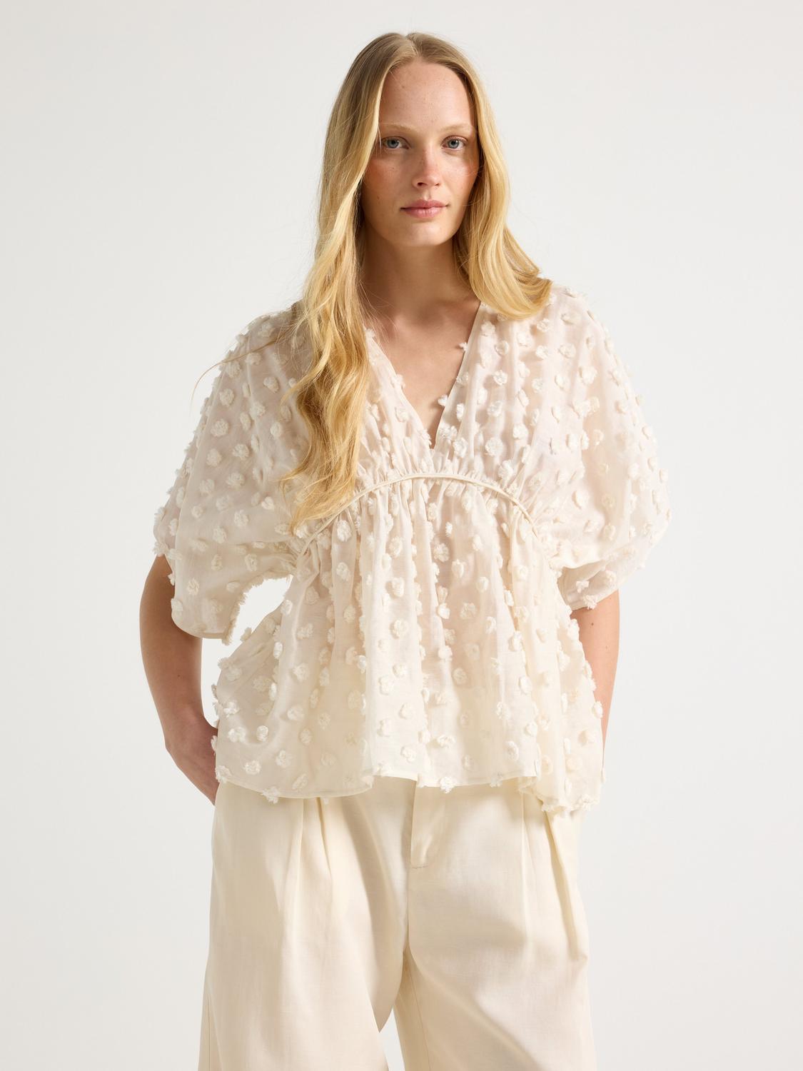 Blus med prickar