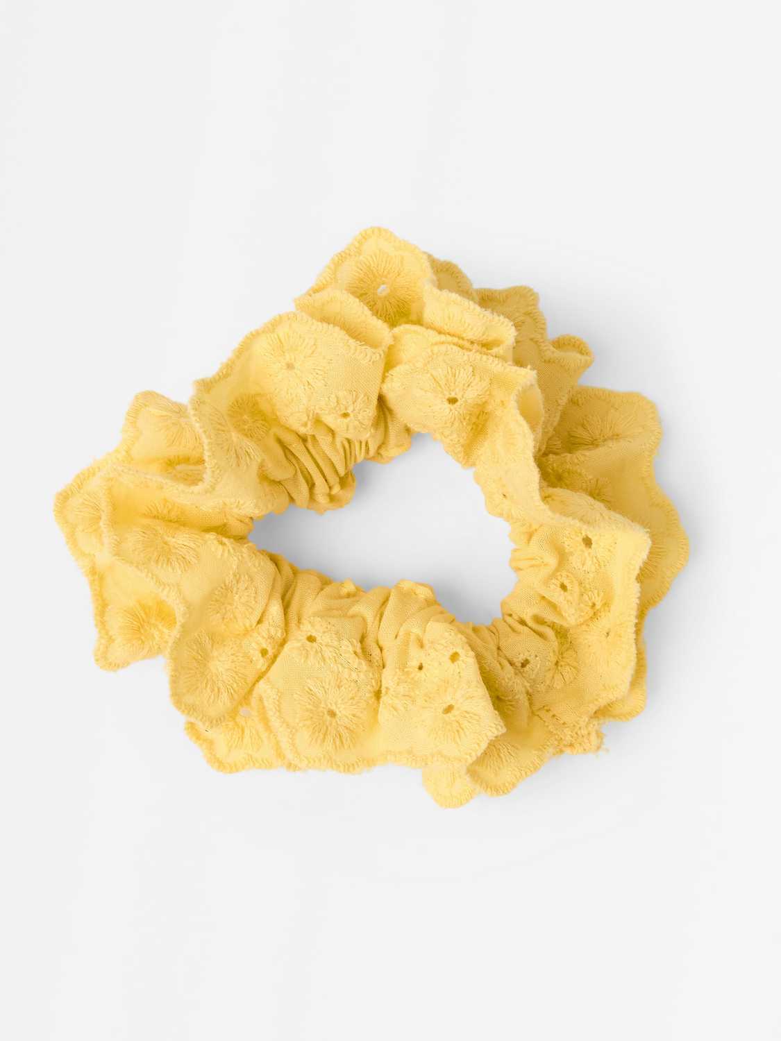 Scrunchie med broderie anglaise