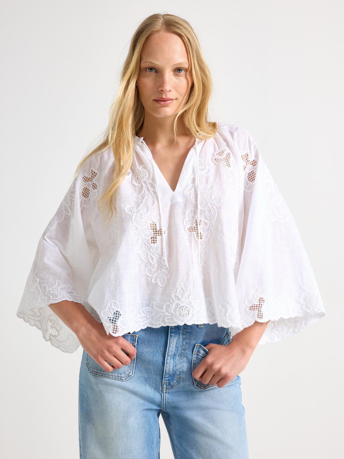 Broderad blus med vida ärmar
