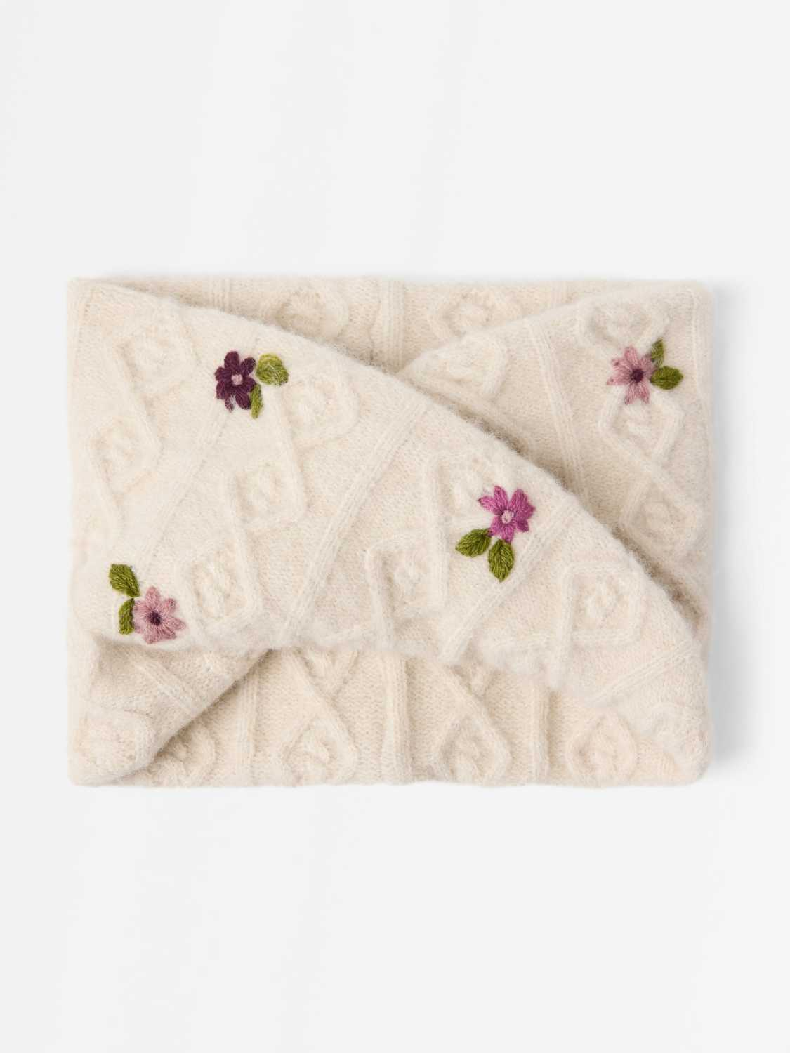 Cable-knit snood with flowers