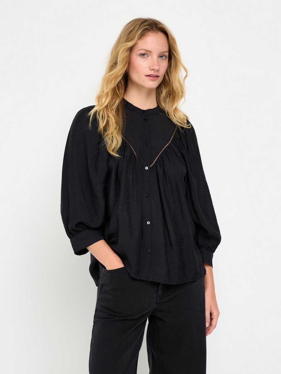 Blus med puffärmar