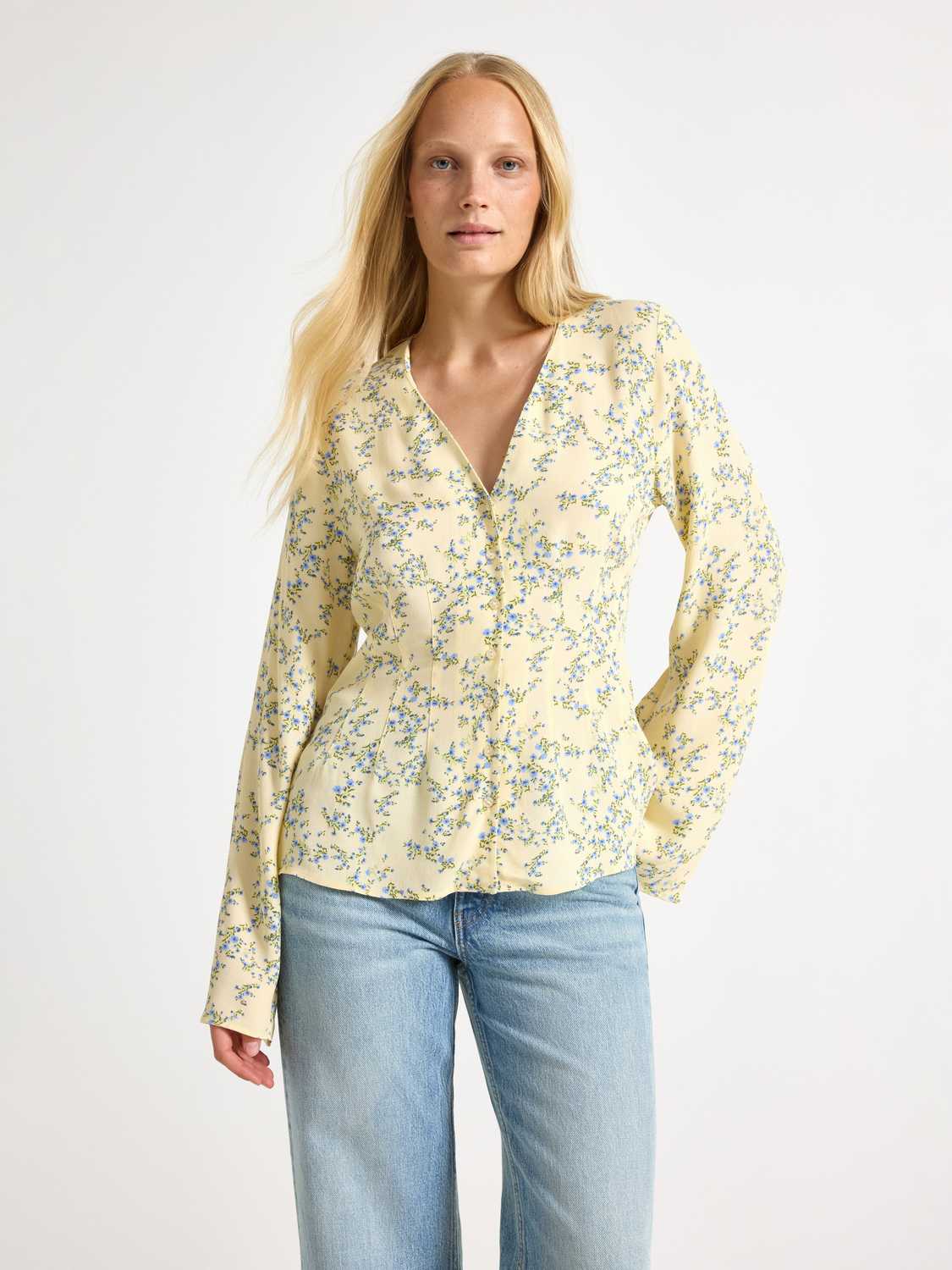 Blus med blommönster
