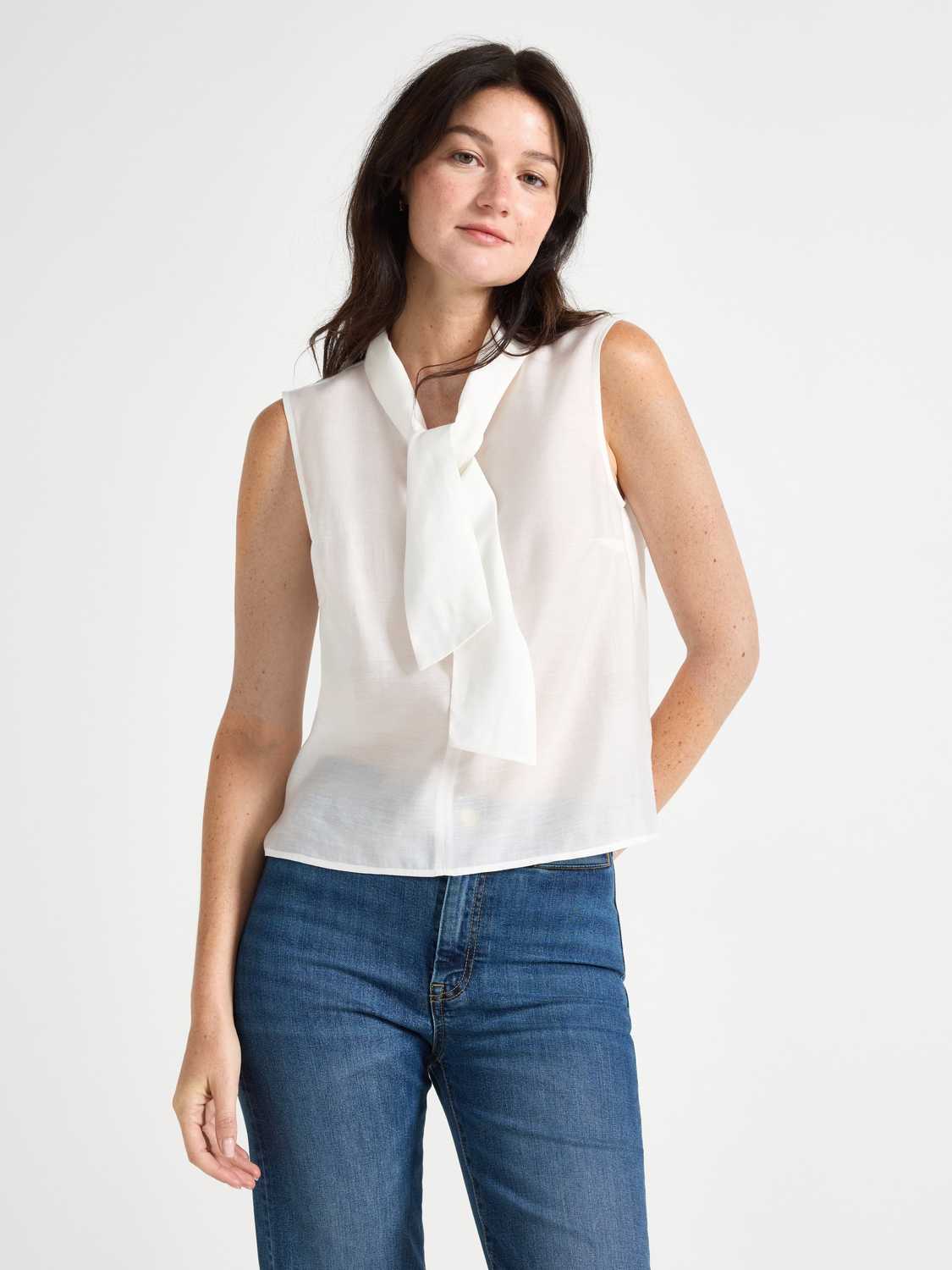 Ärmlös blus med rosett