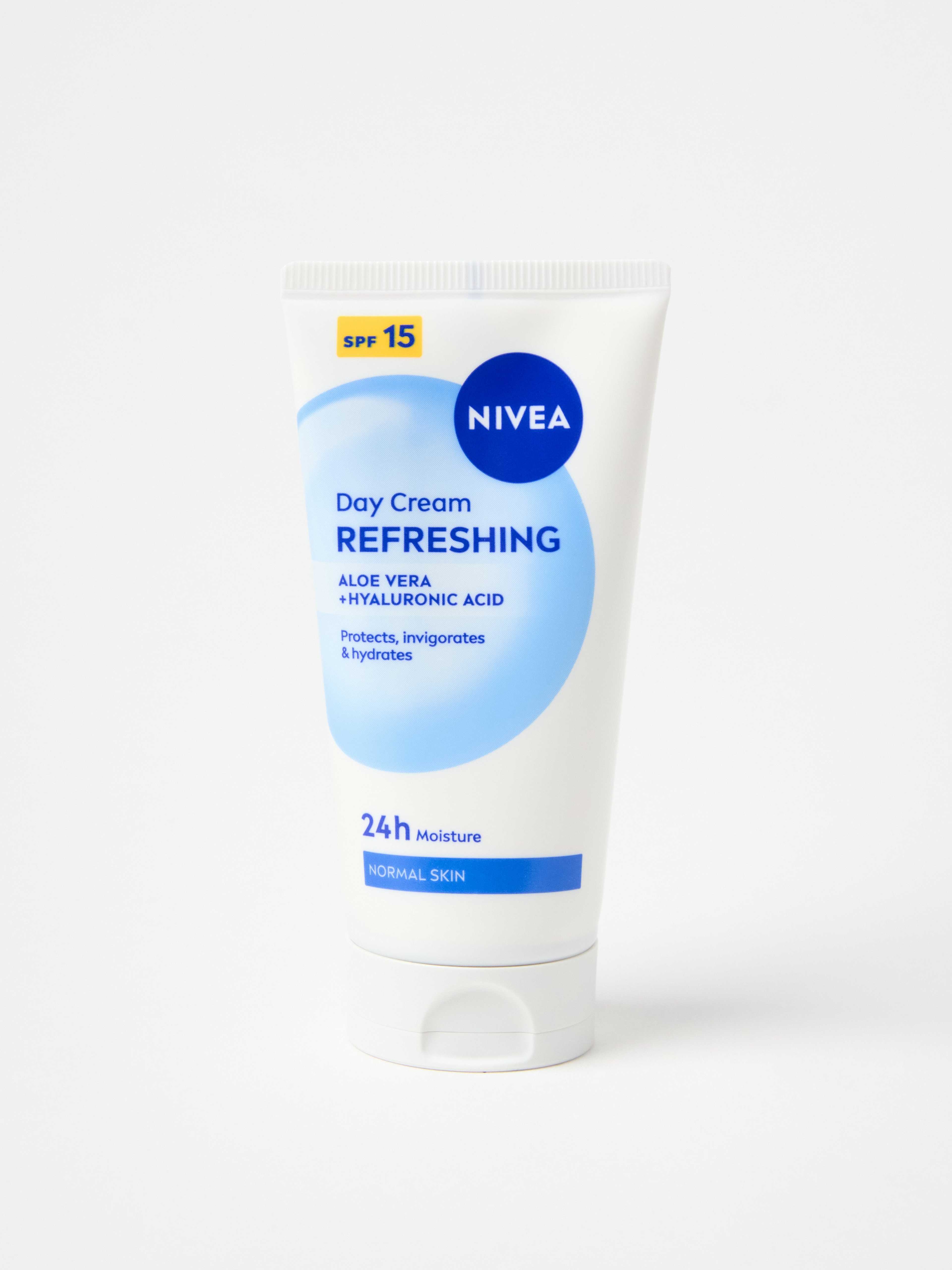 NIVEA Refreshing Day Creme SPF15